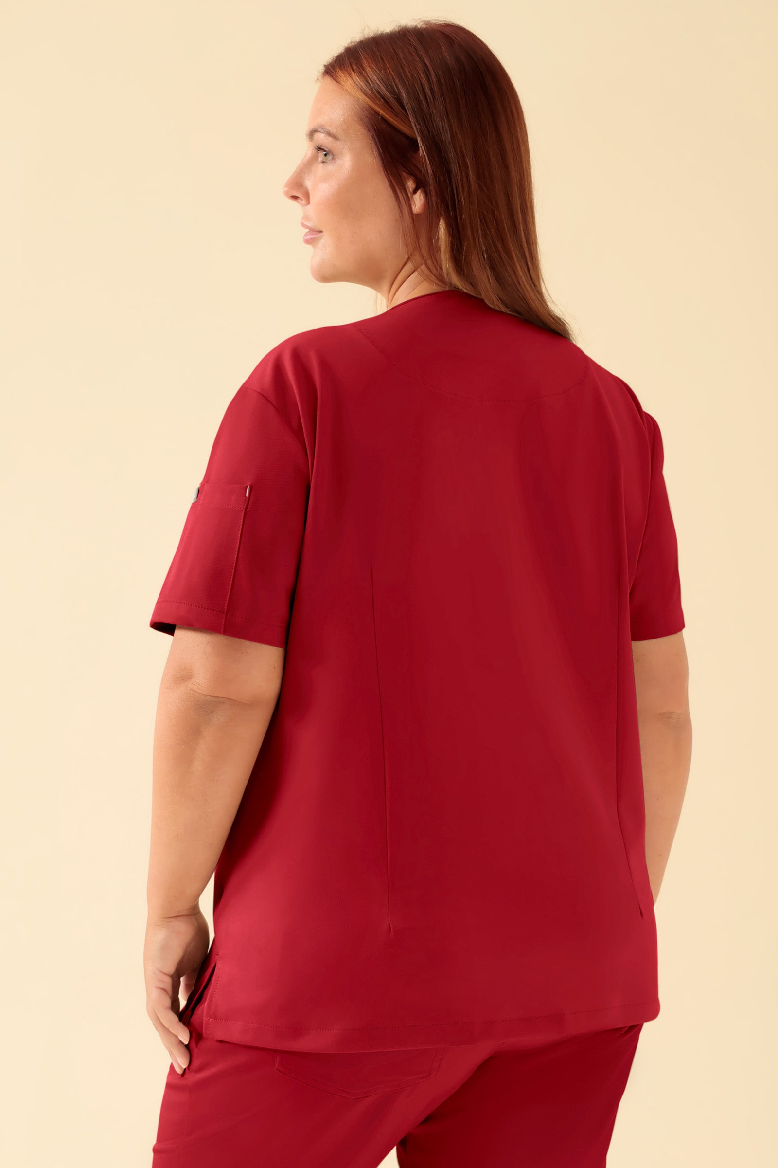 KAERE Tunique Femme - Décolleté V rouge, Vue de dos Le mannequin mesure 173 cm et porte la taille XL