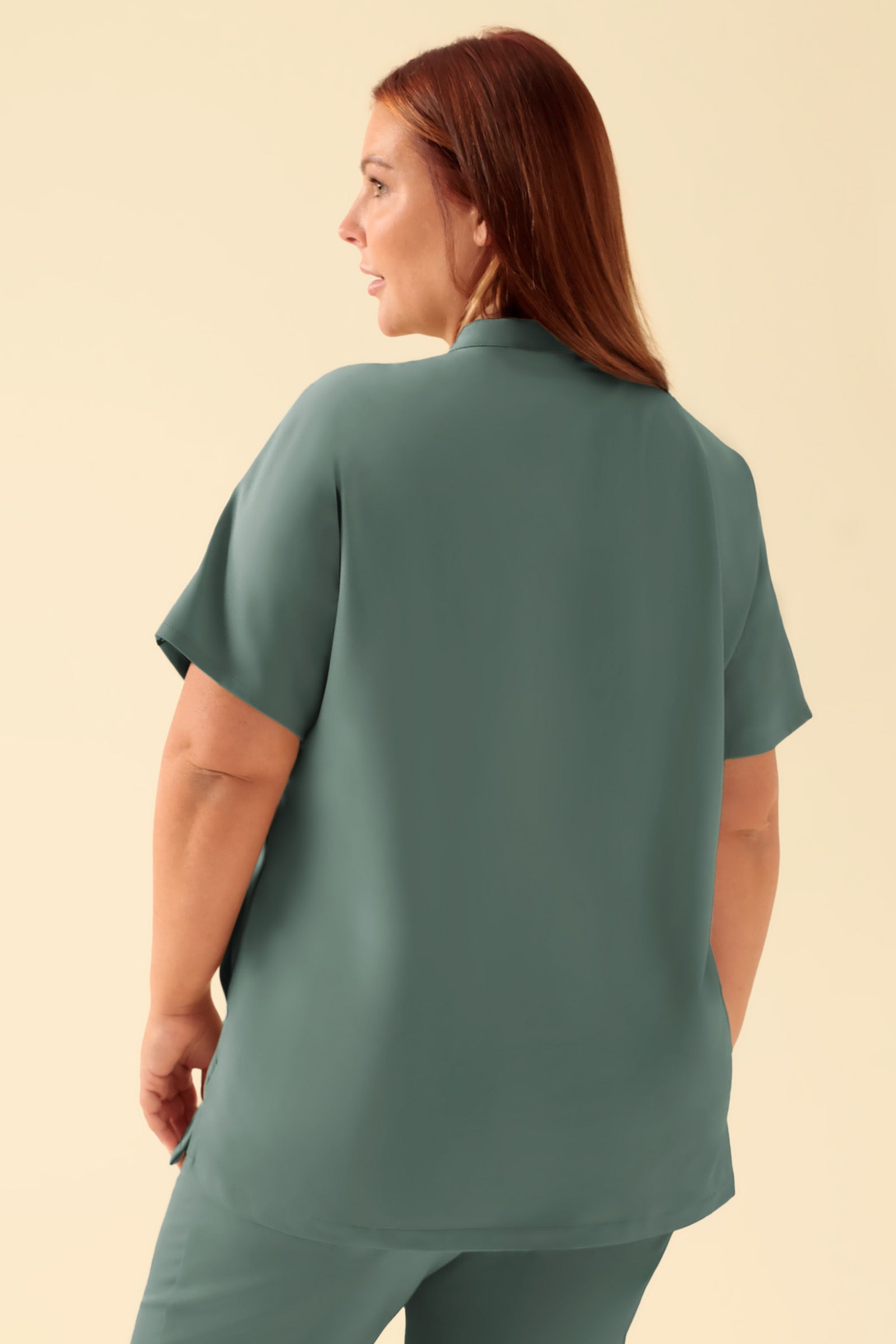 KAERE Tunique Femme - Col officier vert foncé, Vue de dos Le mannequin mesure 173 cm et porte la taille XL
