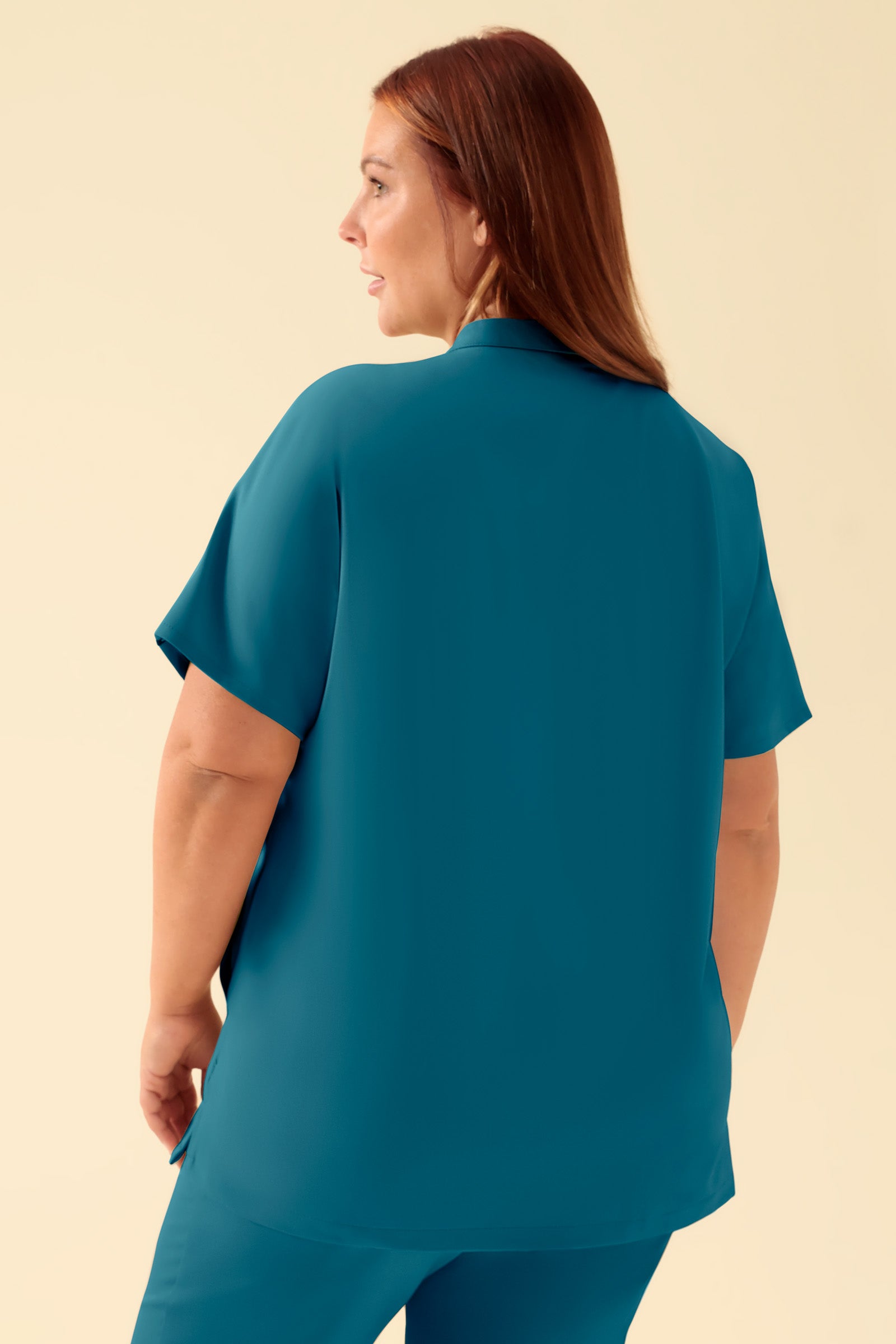 KAERE Tunique Femme - Col officier pétrole, Vue de dos Le mannequin mesure 173 cm et porte la taille XL
