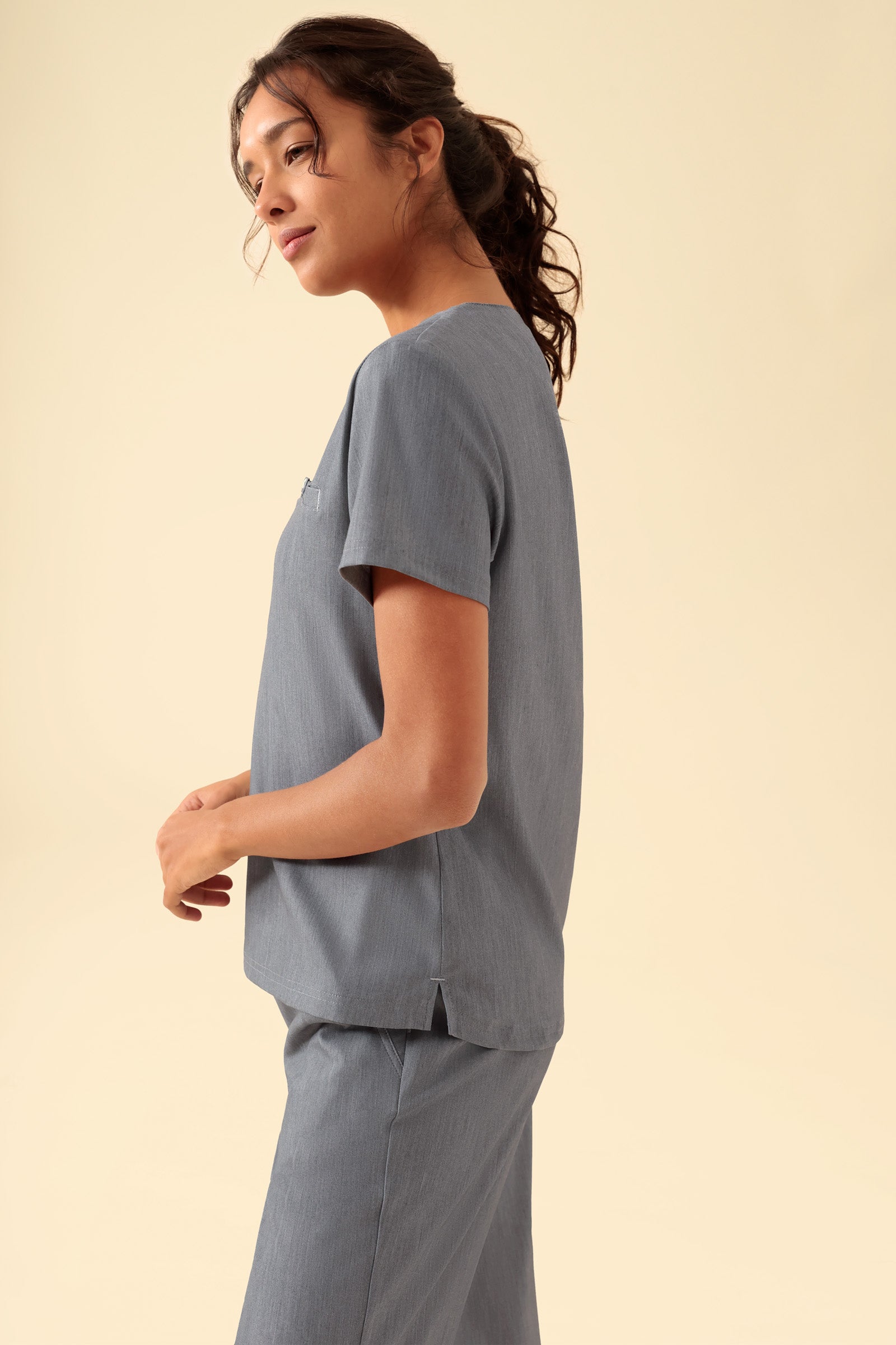 KAERE T-shirt Femme - Encoloure ronde gris chiné, Vue de dos Le mannequin mesure 176 cm et porte la taille S