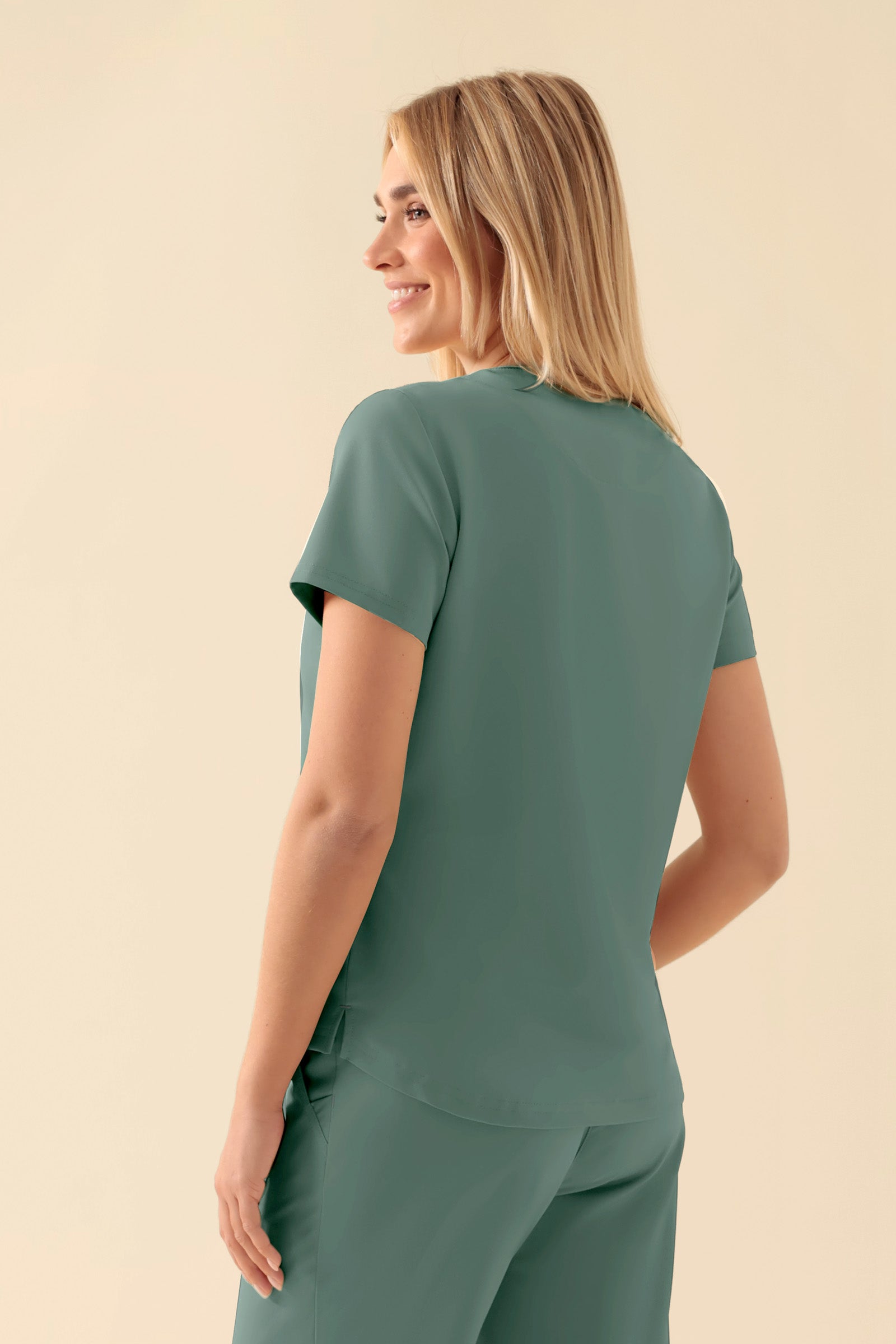 KAERE T-shirt Femme - Encoloure ronde vert foncé, Vue de dos Le mannequin mesure 177 cm et porte la taille S