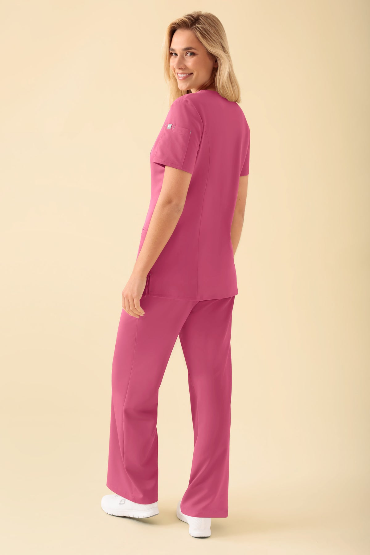 KAERE Blouse Femme - Patte de boutonnage bois de rose, Vue de dos Le mannequin mesure 177 cm et porte la taille S
