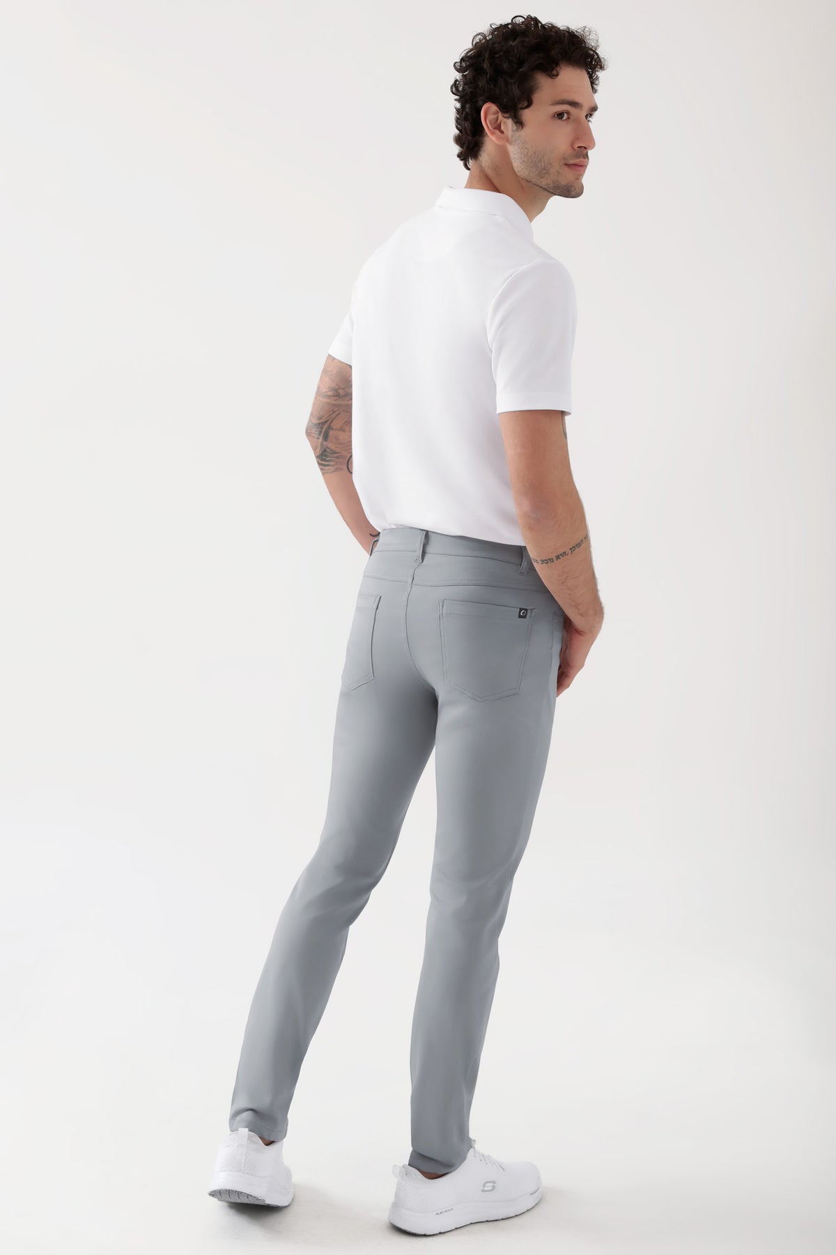 COMFY FLEX Pantalon 5 poches Homme - Jambe slim gris, Vue de dos Le mannequin mesure 188 cm et porte la taille 48