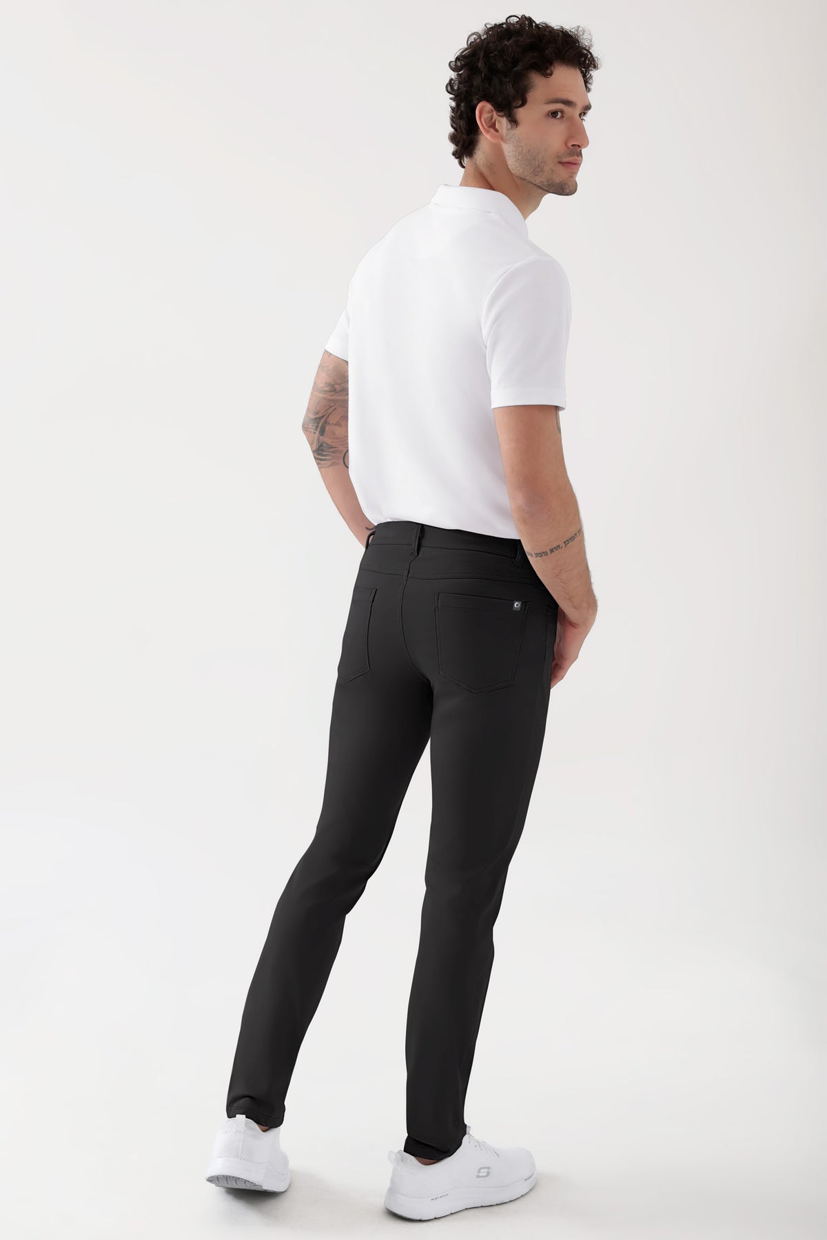 COMFY FLEX Pantalon 5 poches Homme - Jambe slim noir, Vue de dos Le mannequin mesure 188 cm et porte la taille 48