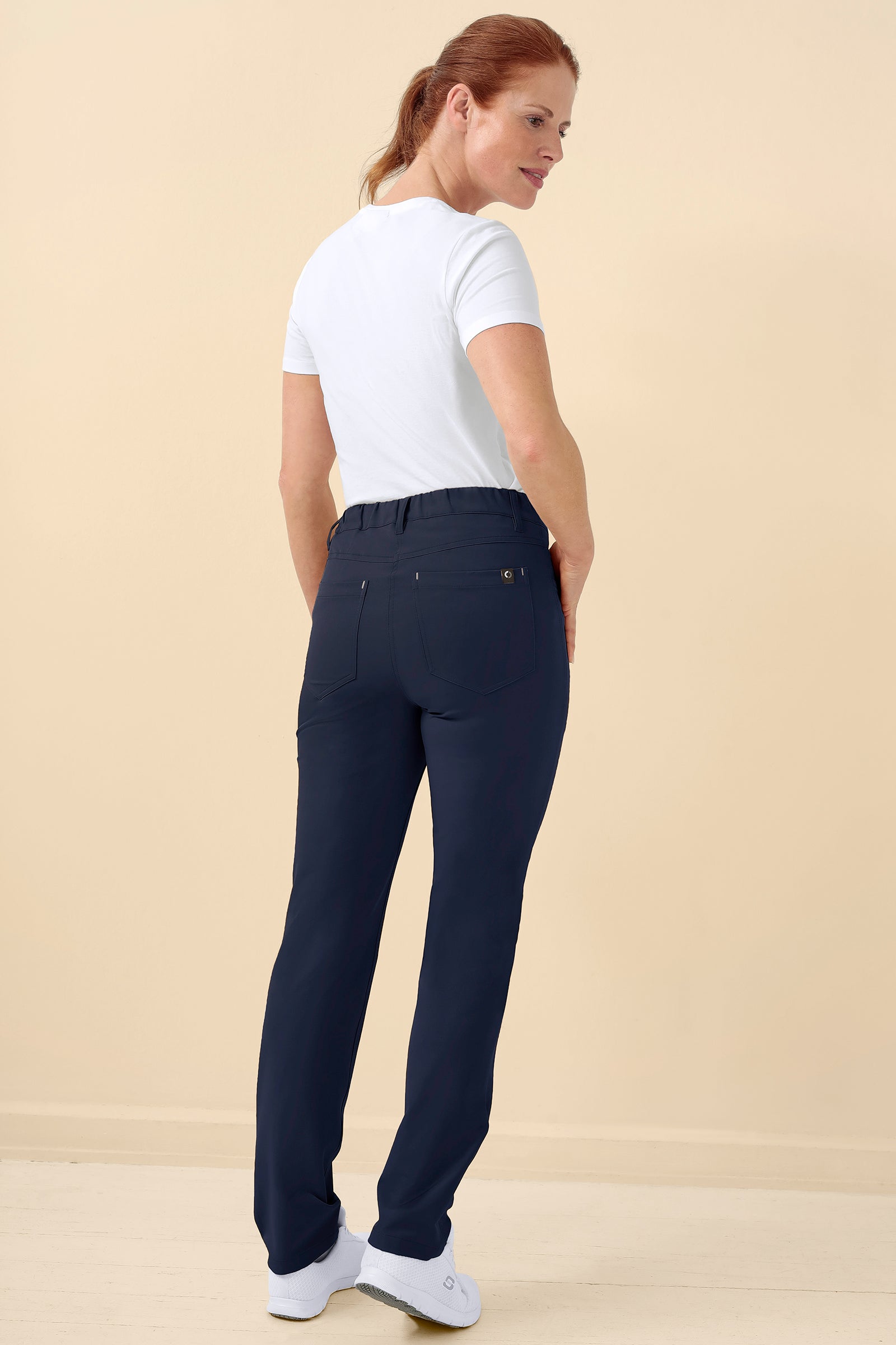 KAERE Pantalon Femme - 5 poches navy, Vue de dos Le mannequin mesure 175 cm et porte la taille S