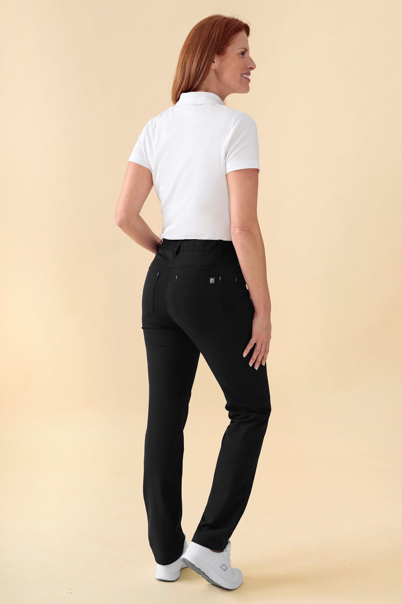 KAERE Pantalon Femme - 5 poches noir, Vue de dos Le mannequin mesure 175 cm et porte la taille S