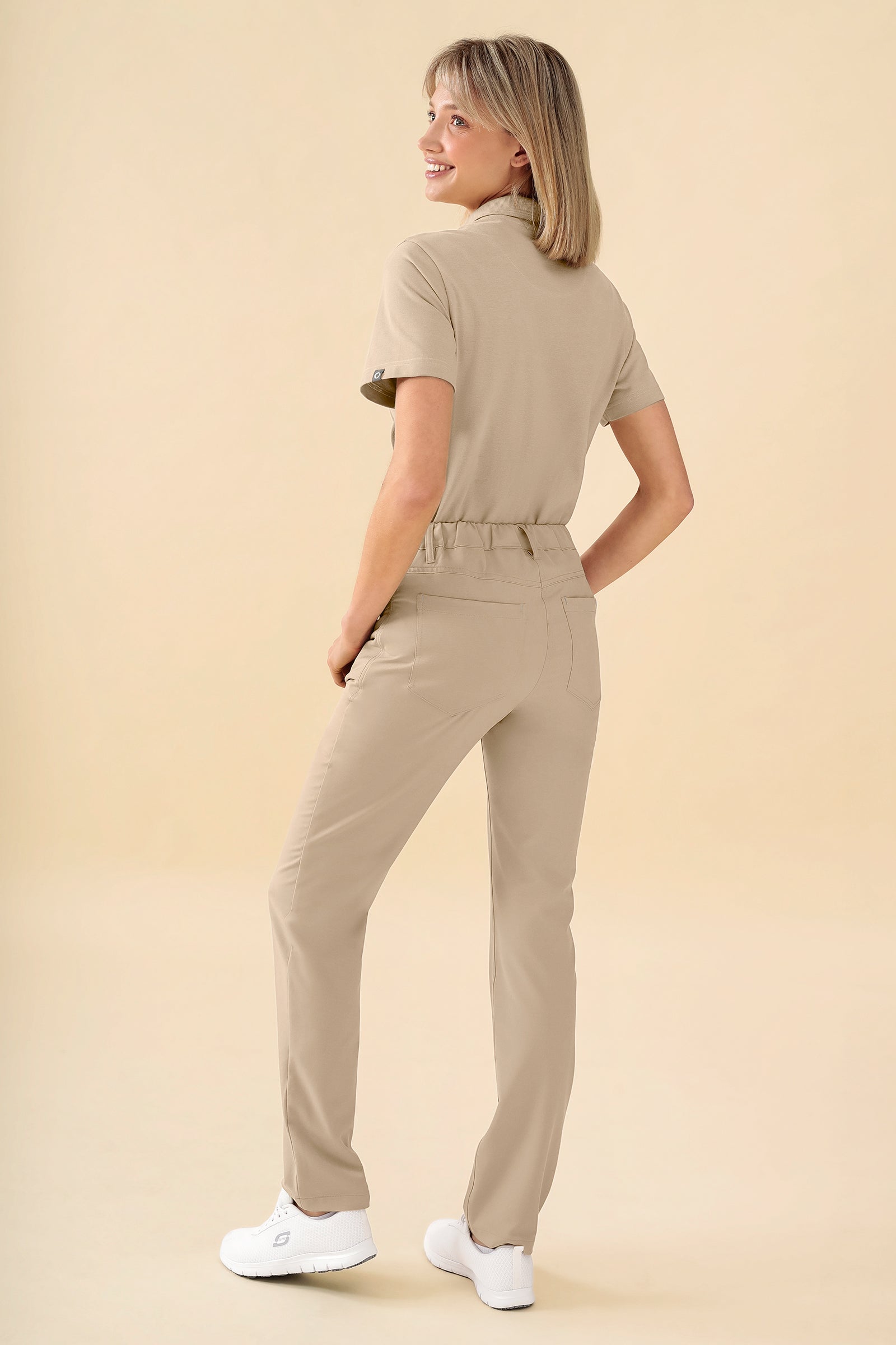 KAERE Pantalon Femme - 5 poches sable, Vue de dos Le mannequin mesure 176 cm et porte la taille S
