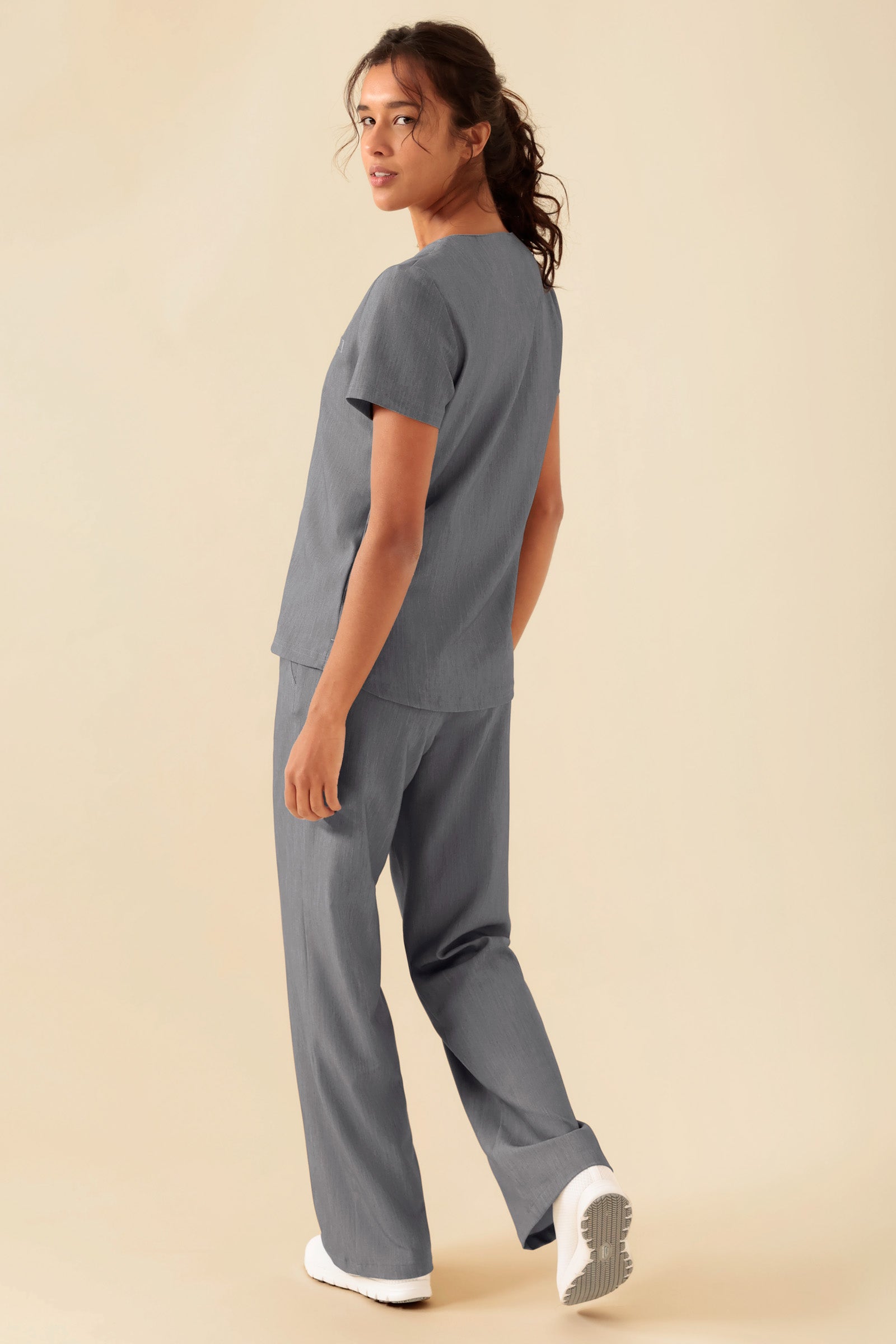 KAERE T-shirt Femme - Encoloure ronde gris chiné, Vue de dos Le mannequin mesure 176 cm et porte la taille S