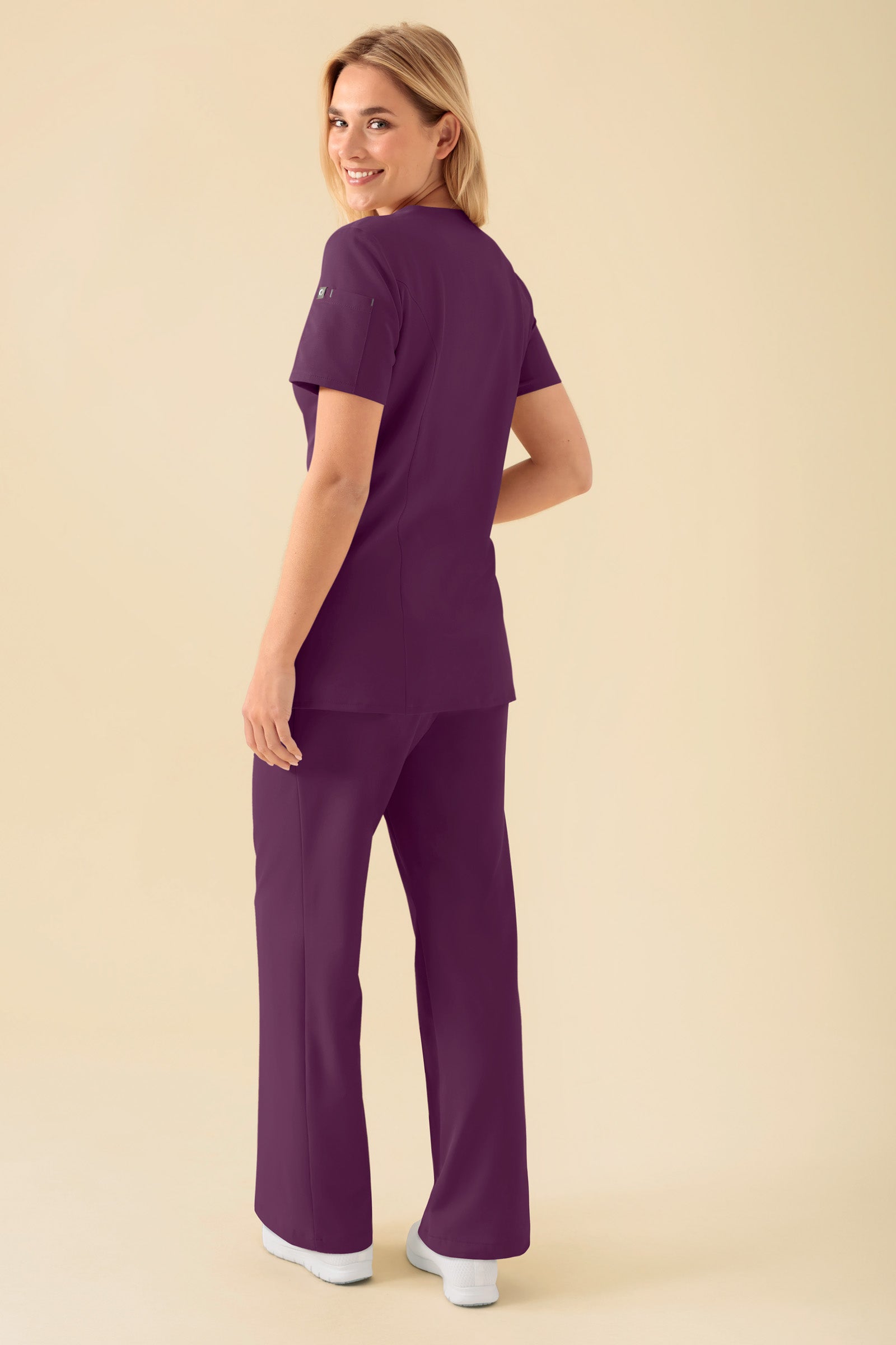 KAERE Blouse Femme - Patte de boutonnage prune, Vue de dos Le mannequin mesure 177 cm et porte la taille S