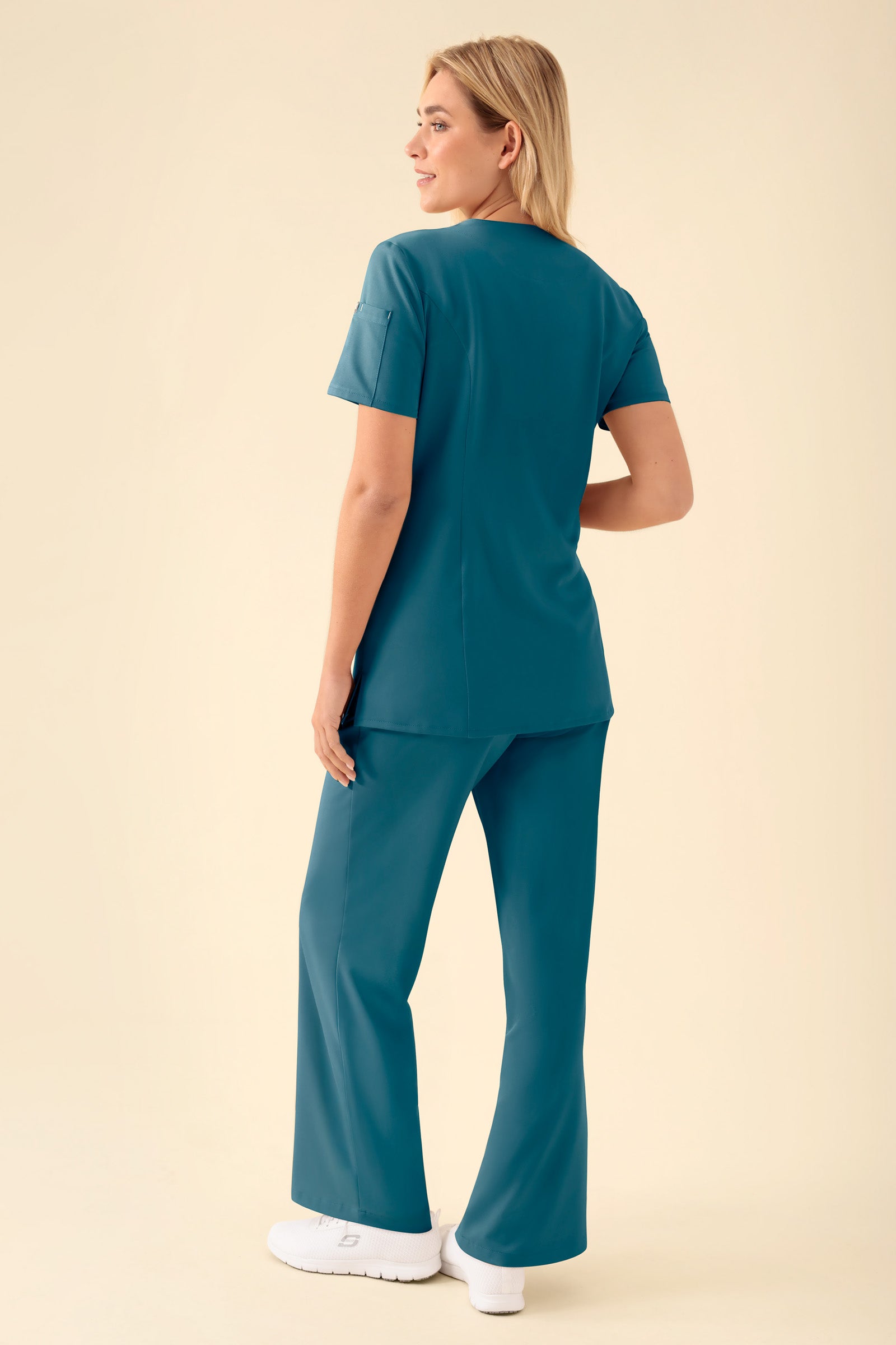 KAERE Blouse Femme - Patte de boutonnage pétrole, Vue de dos Le mannequin mesure 177 cm et porte la taille S