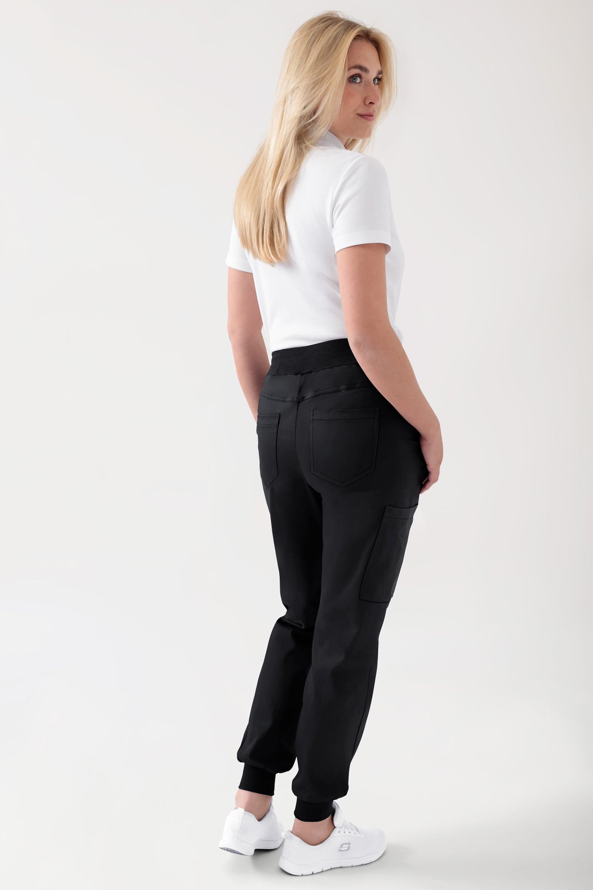 COMFY FLEX Pantalon Femme - Jogpant noir, Vue de dos Le mannequin mesure 177 cm et porte la taille S