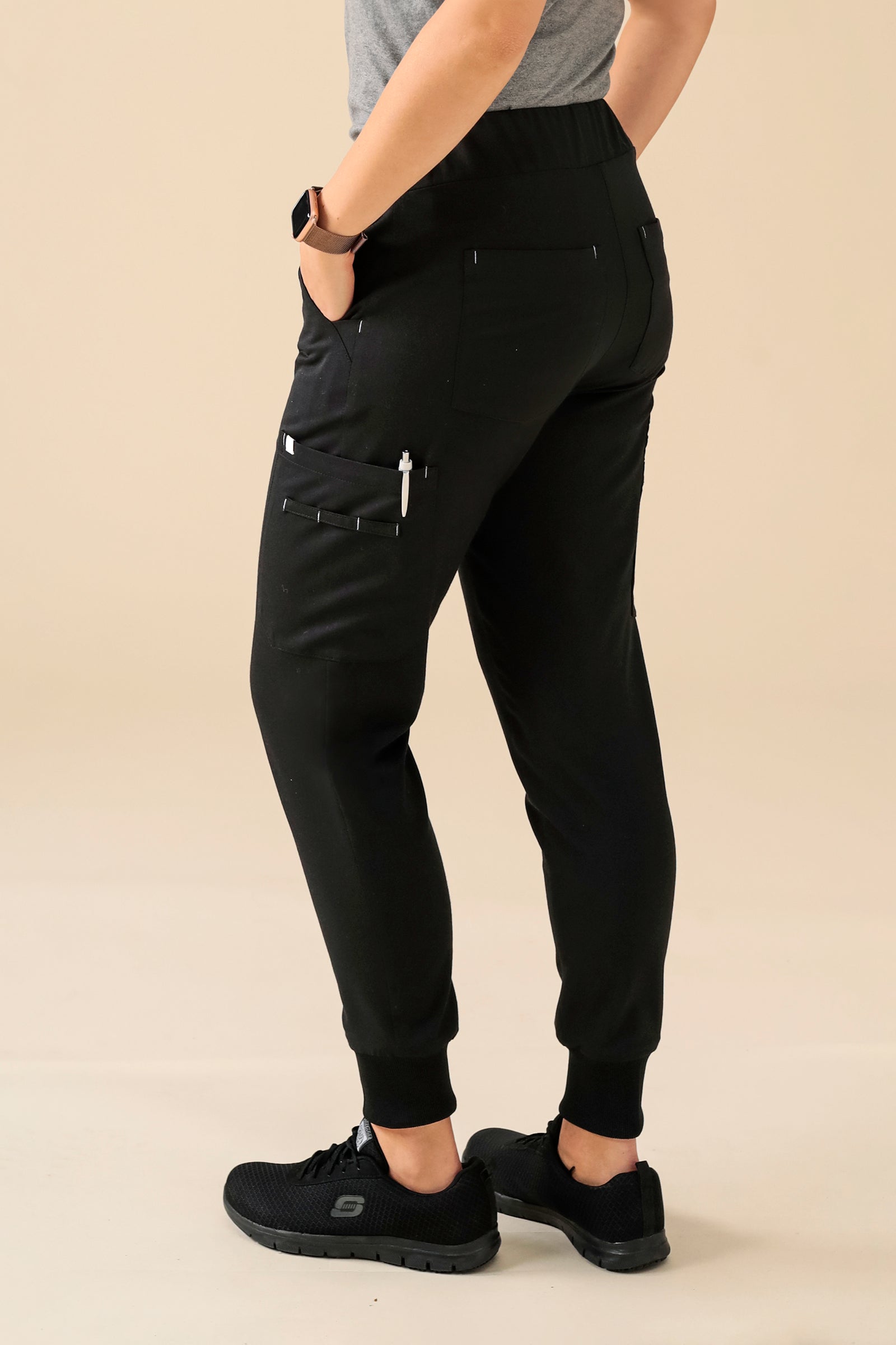 KAERE Pantalon Femme - avec poches cargo et ourlets côtelés Taille courte noir, Vue de dos