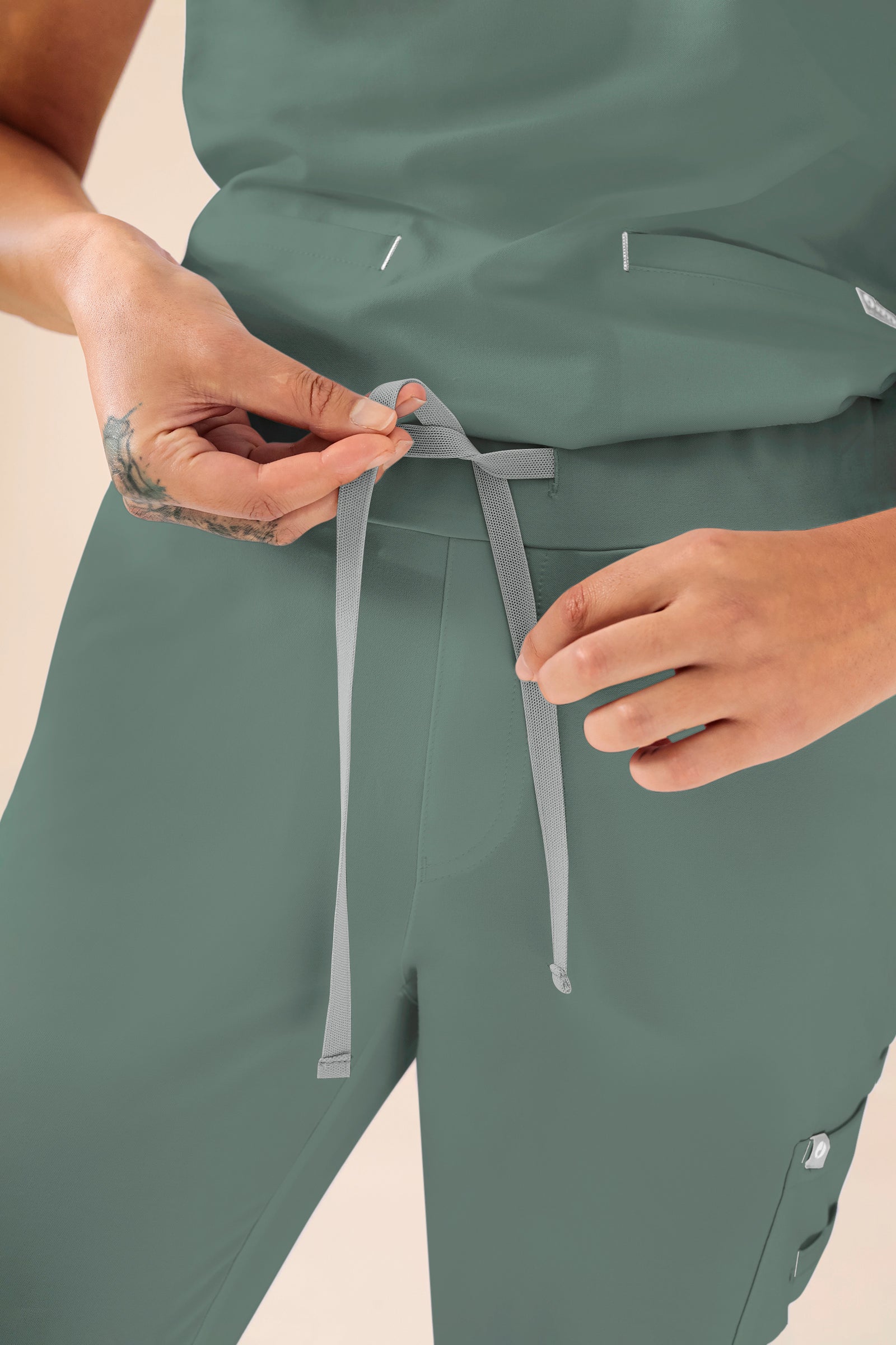 KAERE Pantalon Femme - avec poches cargo Taille courte vert foncé