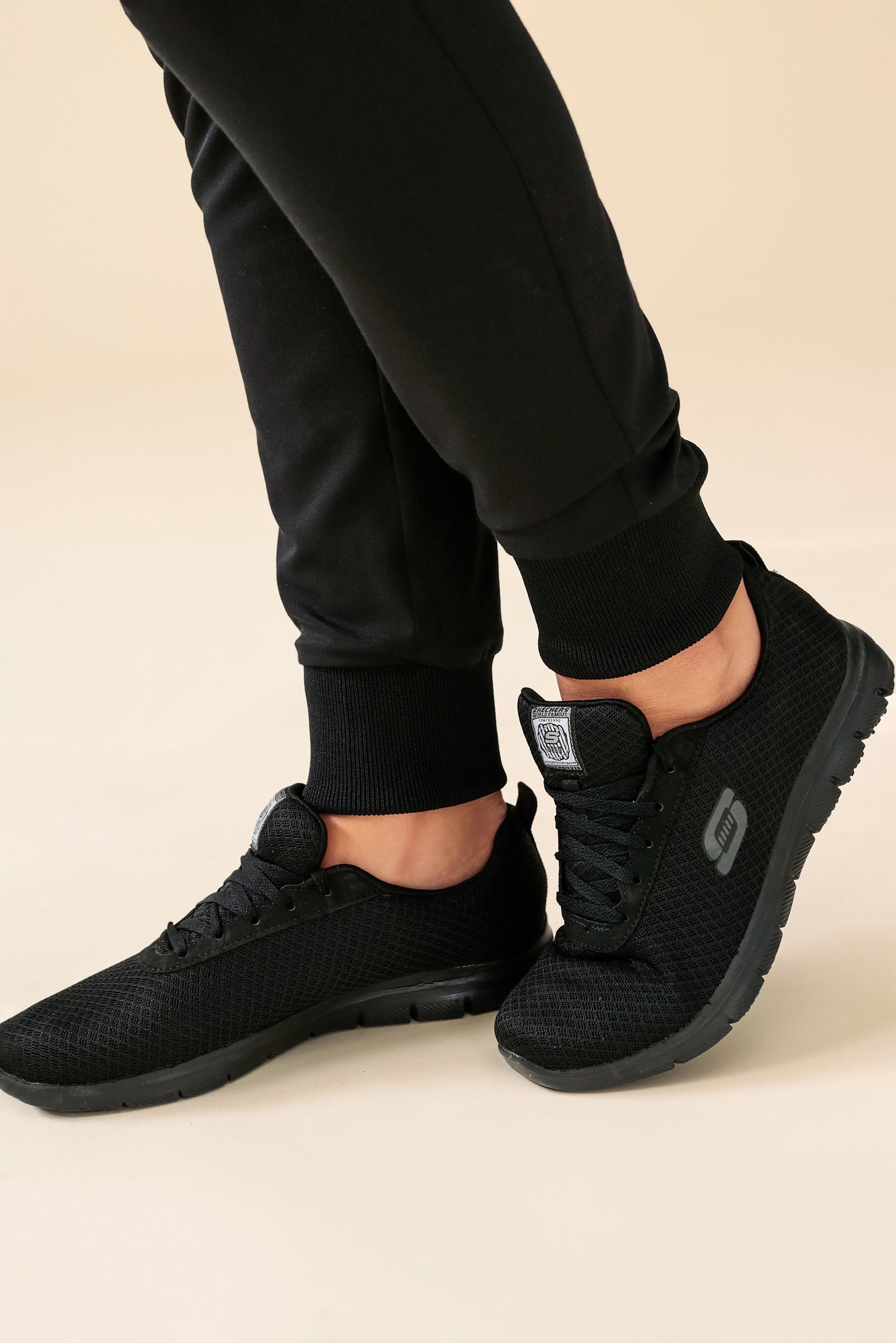 KAERE Pantalon Femme - avec poches cargo et ourlets côtelés noir