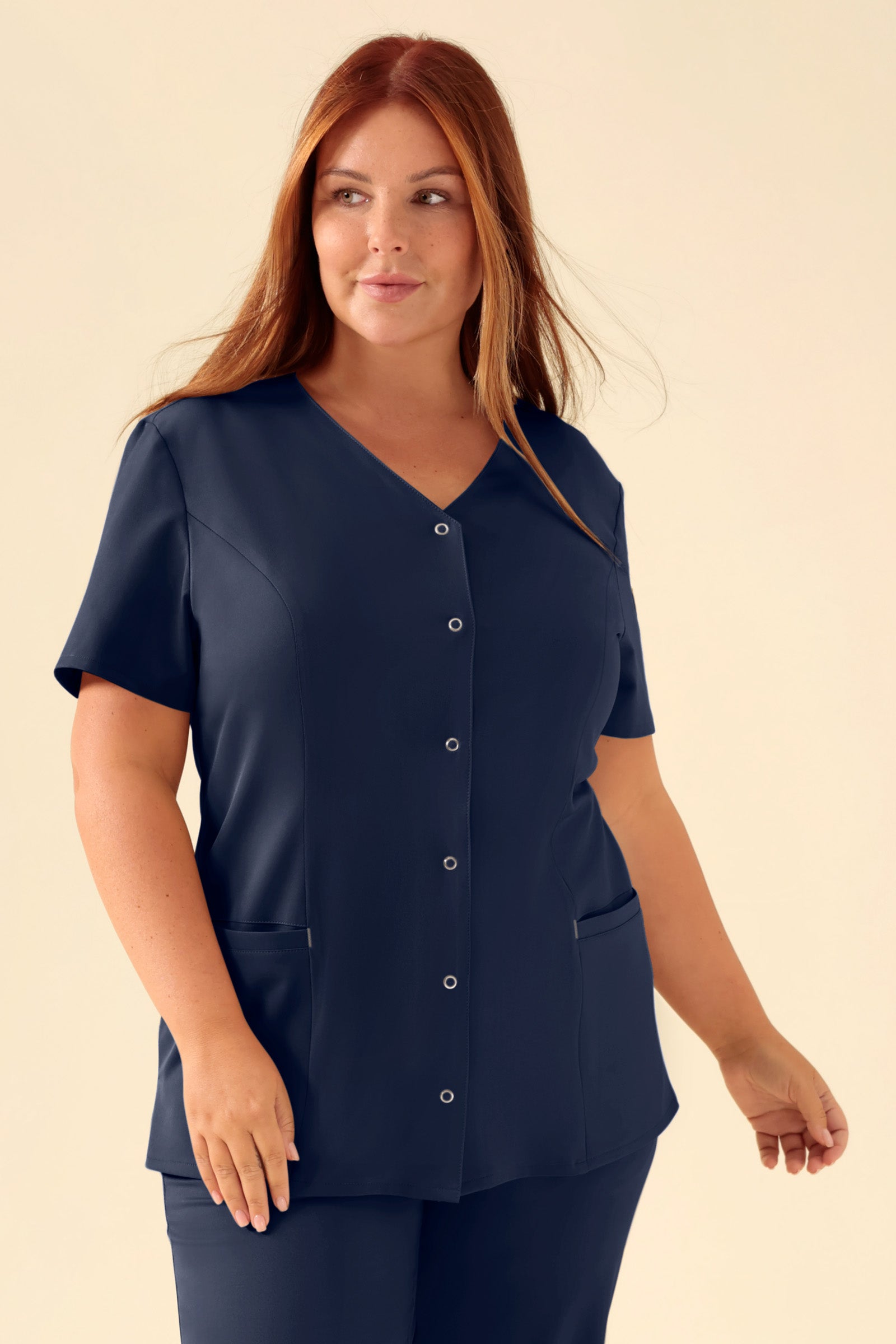 KAERE Blouse Femme - Patte de boutonnage navy, Vue de face Le mannequin mesure 173 cm et porte la taille XL