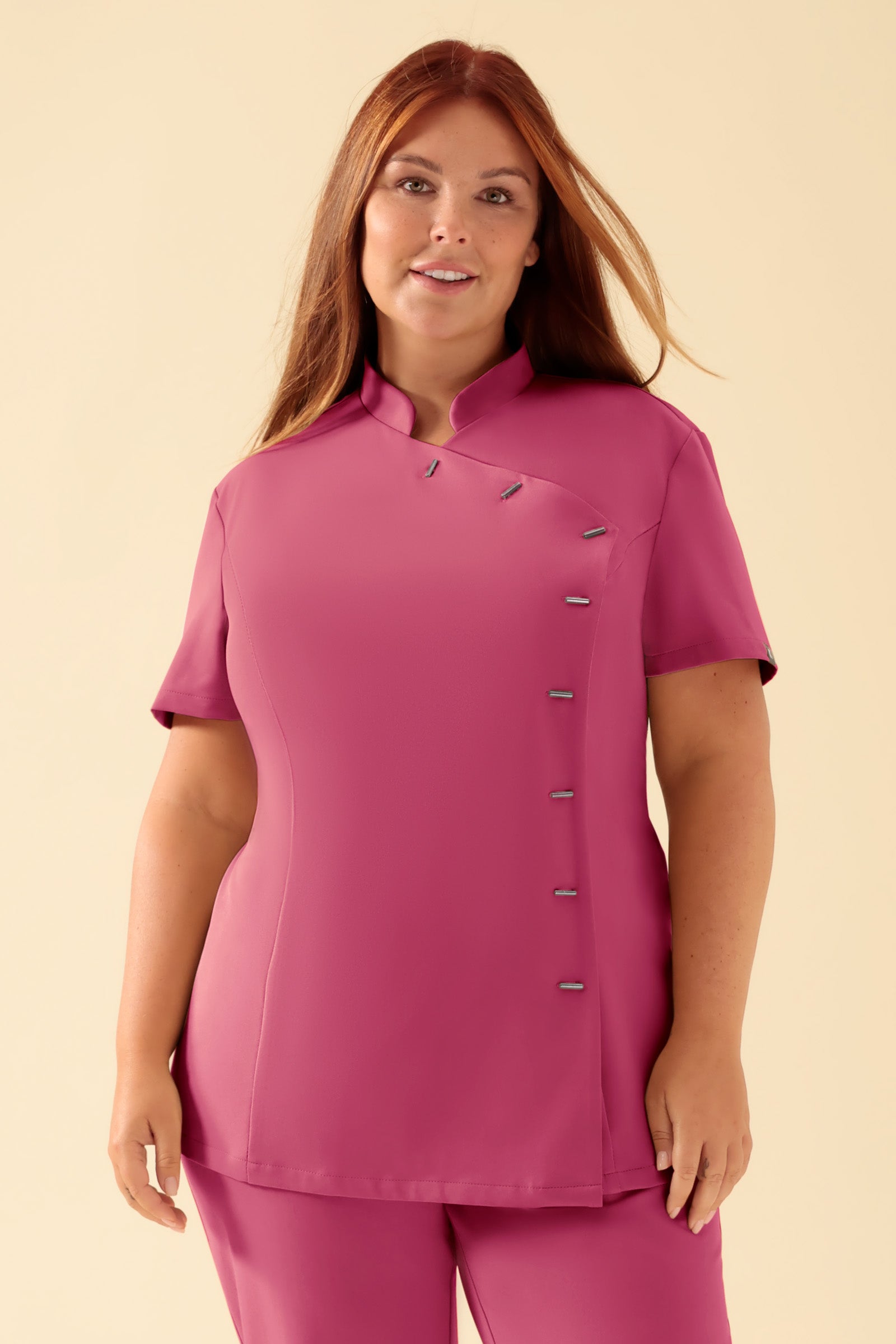 KAERE Blouse Femme - boutonnage asymétrique bois de rose, Vue de face Le mannequin mesure 173 cm et porte la taille XL