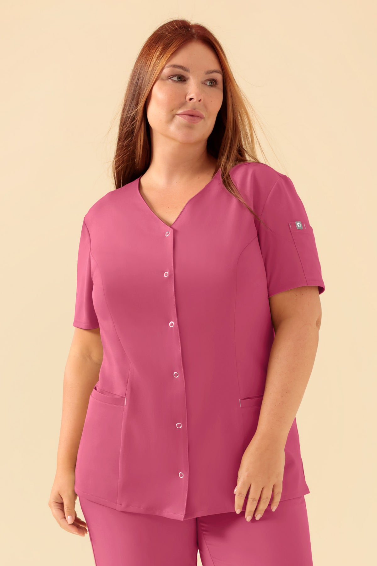 KAERE Blouse Femme - Patte de boutonnage bois de rose, Vue de face Le mannequin mesure 173 cm et porte la taille XL