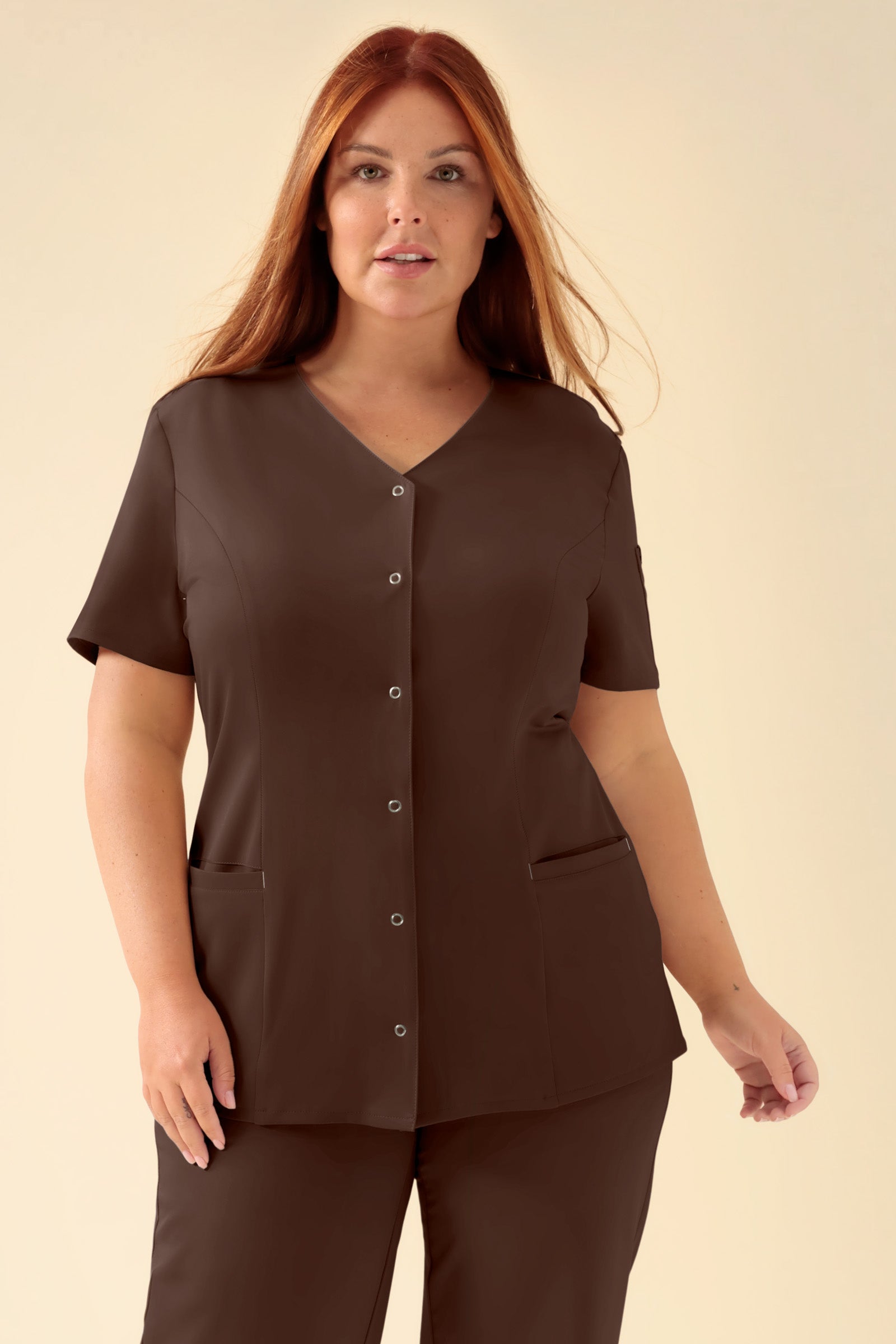 KAERE Blouse Femme - Patte de boutonnage coffee, Vue de face Le mannequin mesure 173 cm et porte la taille XL