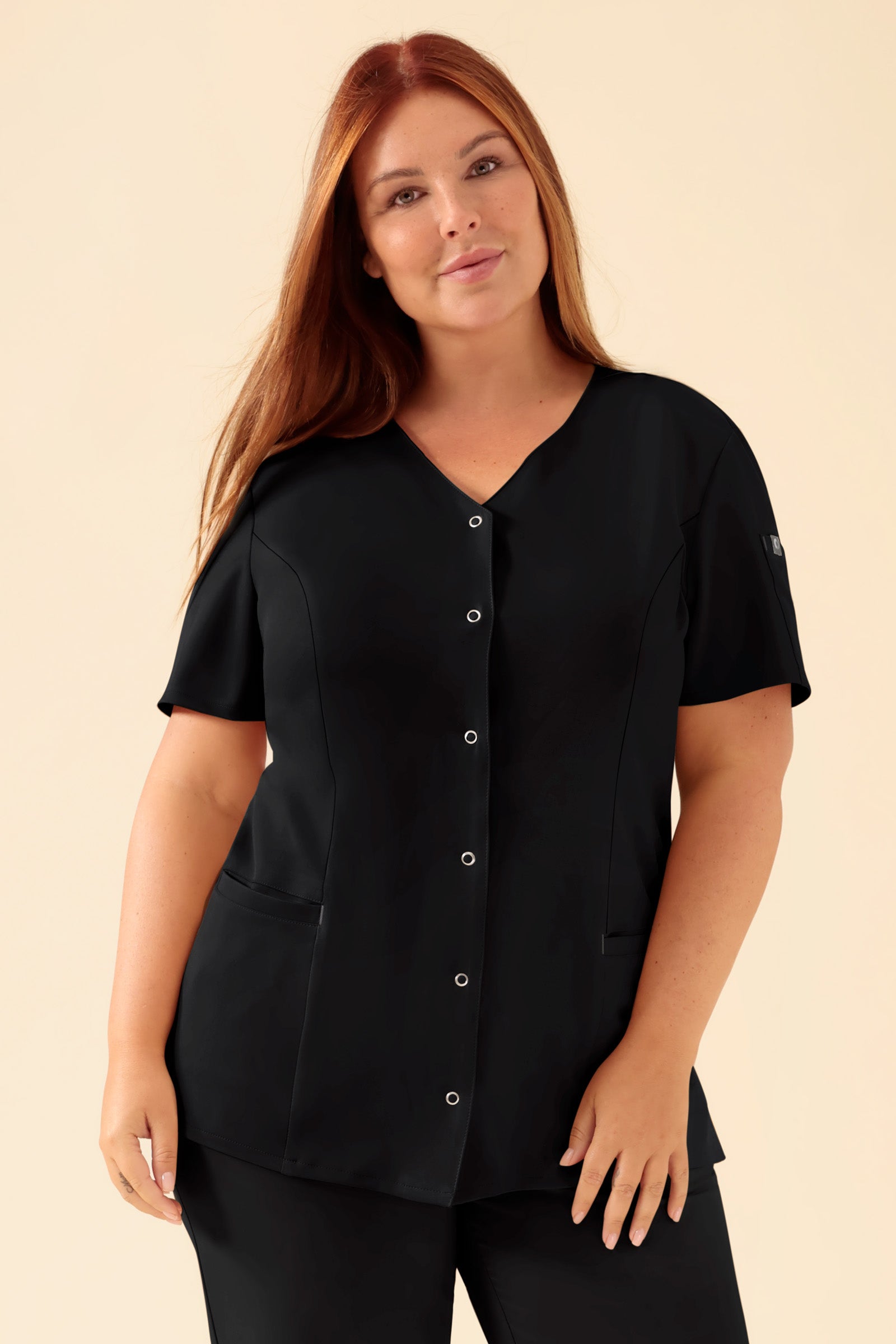 KAERE Blouse Femme - Patte de boutonnage noir, Vue de face Le mannequin mesure 173 cm et porte la taille XL