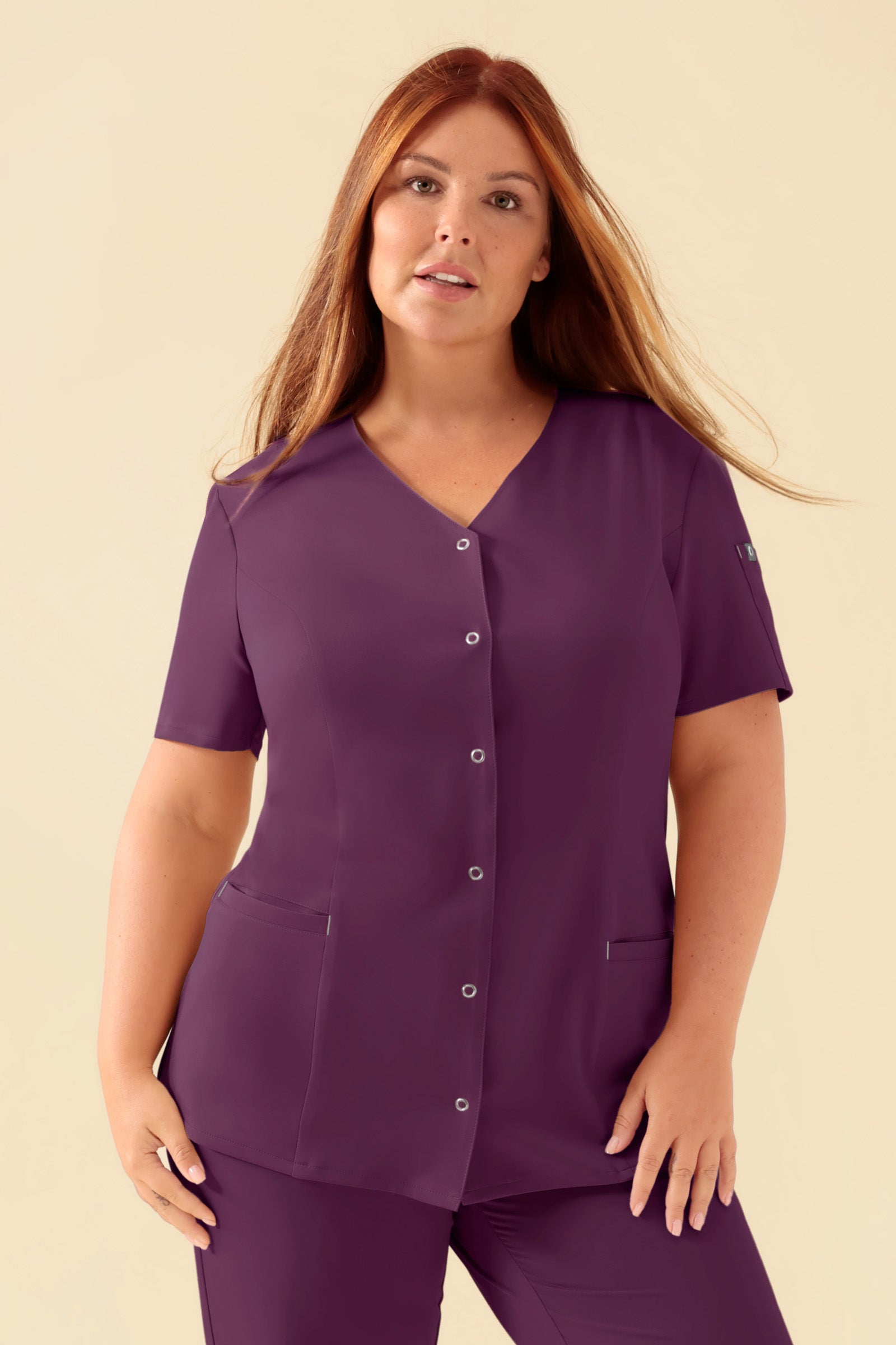 KAERE Blouse Femme - Patte de boutonnage prune, Vue de face Le mannequin mesure 173 cm et porte la taille XL