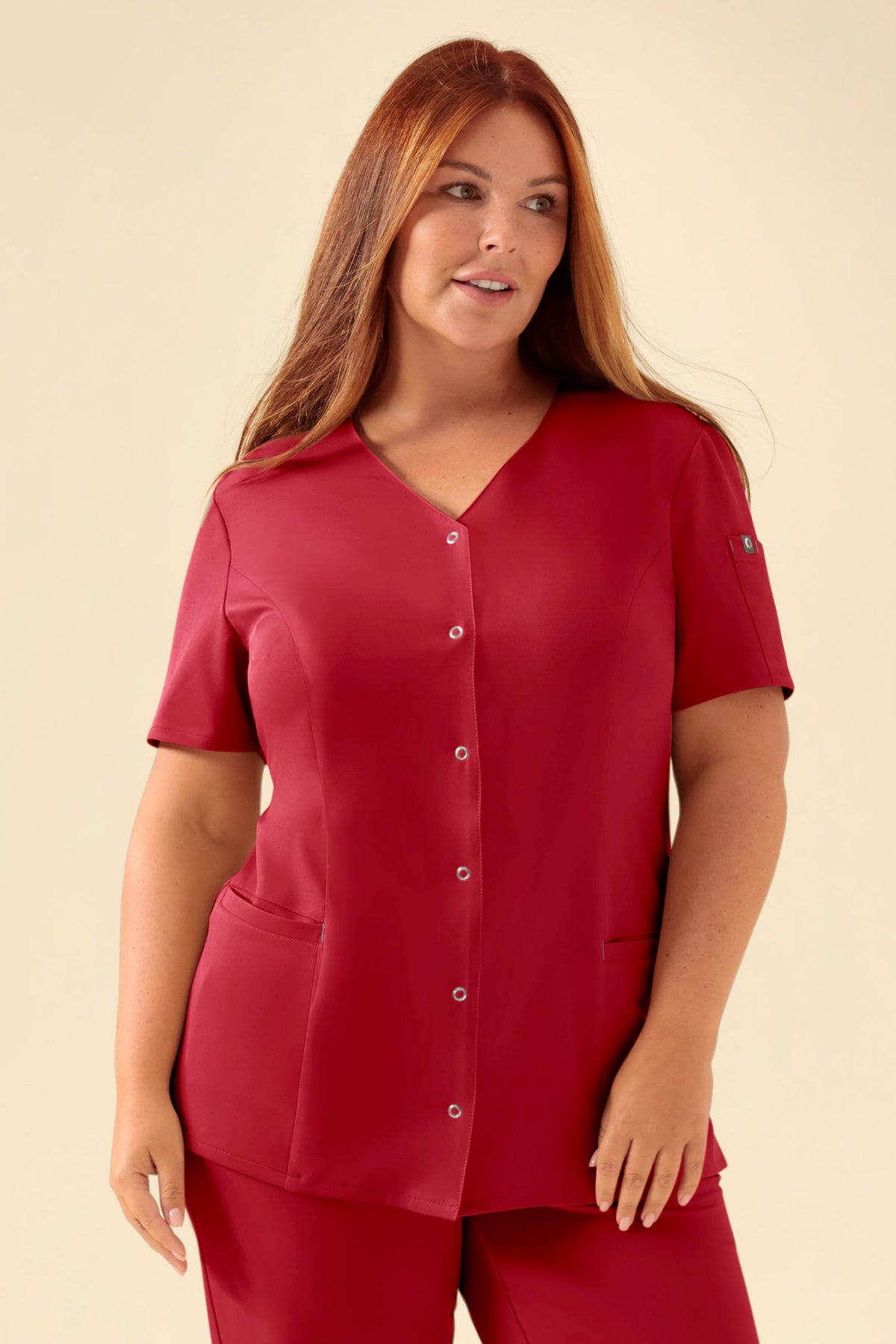 KAERE Blouse Femme - Patte de boutonnage rouge, Vue de face Le mannequin mesure 173 cm et porte la taille XL