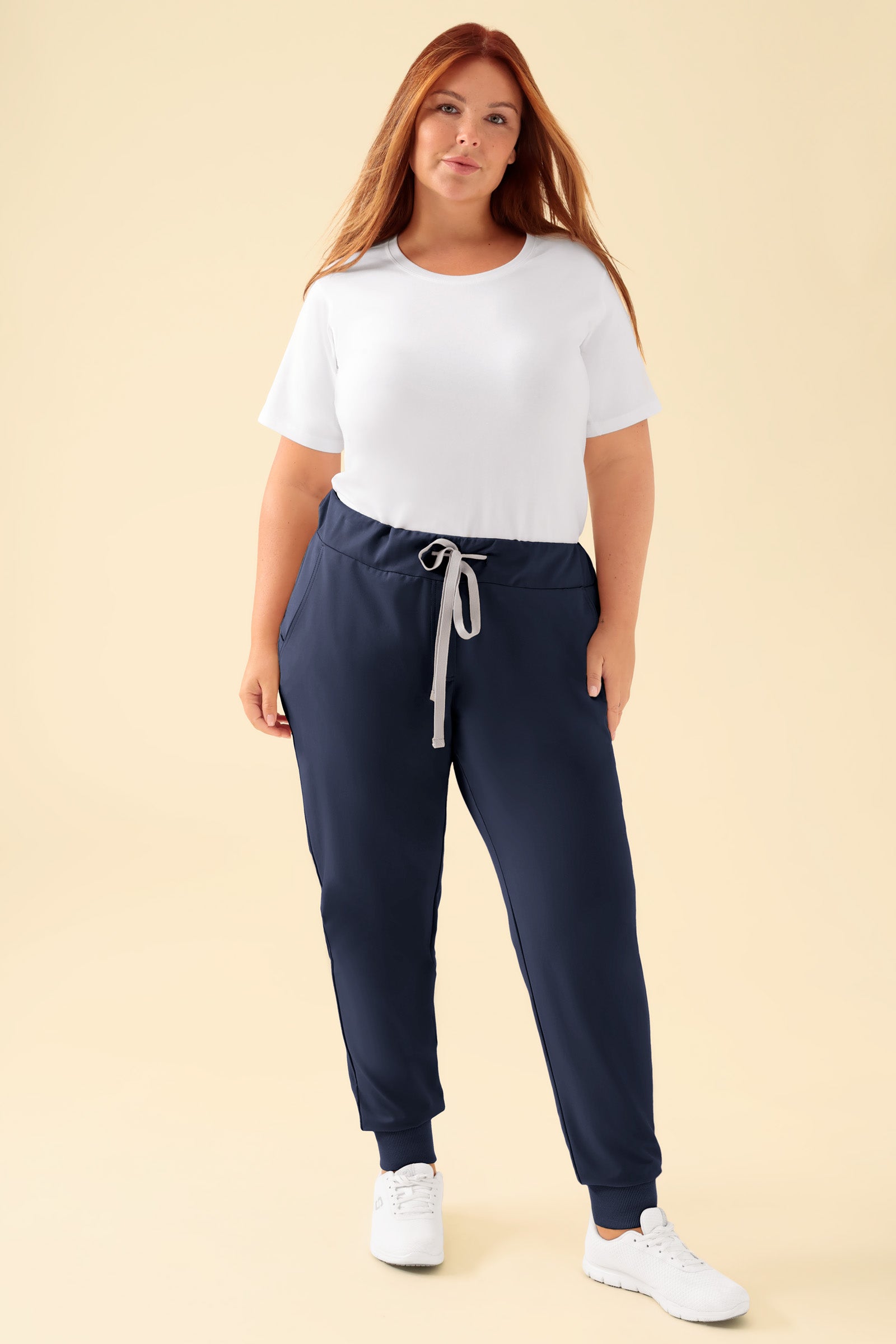 KAERE Pantalon Femme - ourlets côtelés et sans poches cargo navy, Vue de face Le mannequin mesure 173 cm et porte la taille XL