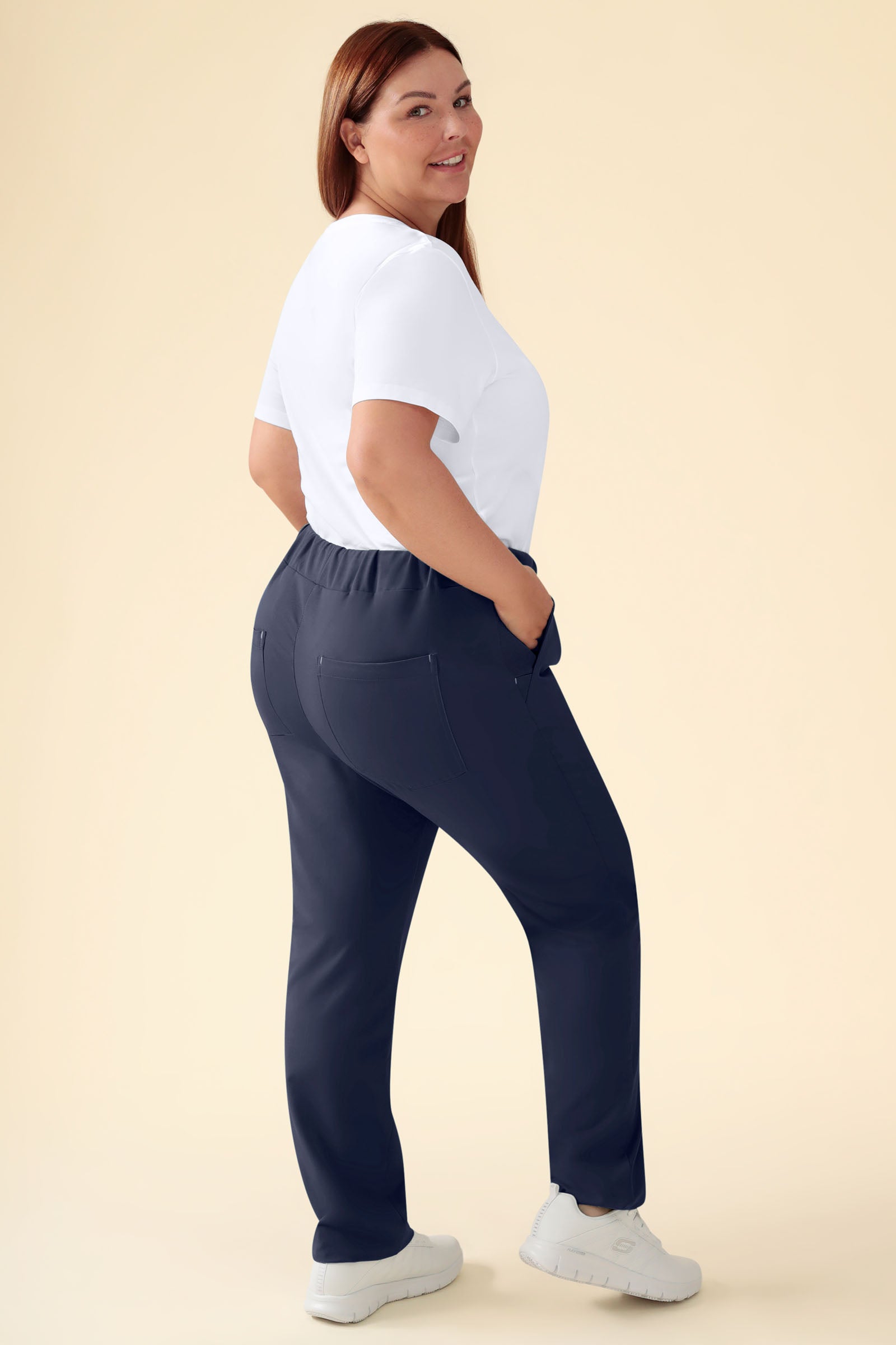 KAERE Pantalon Femme - sans poche cargo bleu navy, Vue de face Le mannequin mesure 173 cm et porte la taille XL