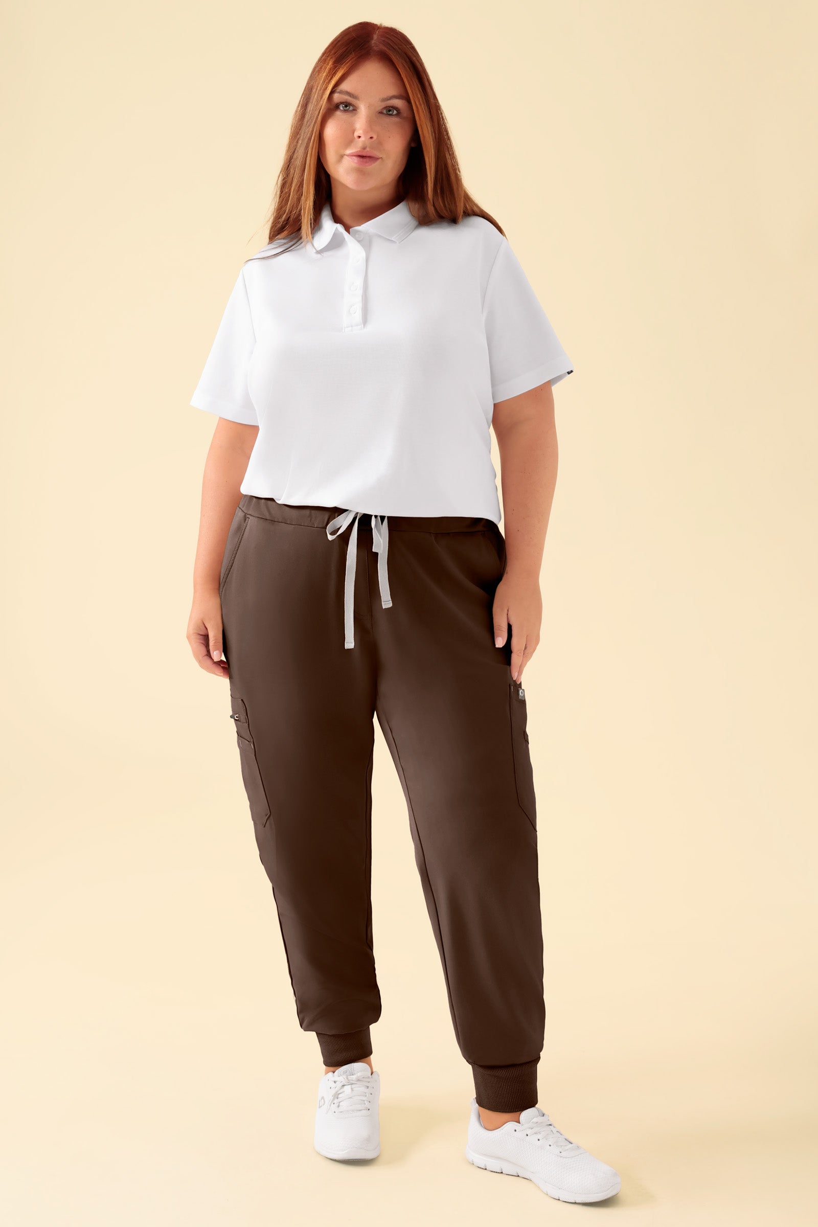 KAERE Pantalon Femme - avec poches cargo et ourlets côtelés coffee, Vue de face Le mannequin mesure 173 cm et porte la taille XL