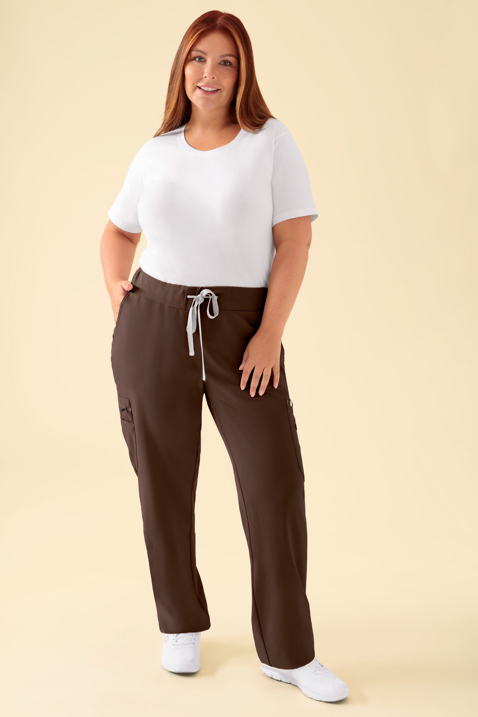 KAERE Pantalon Femme - avec poches cargo coffee, Vue de face Le mannequin mesure 173 cm et porte la taille XL