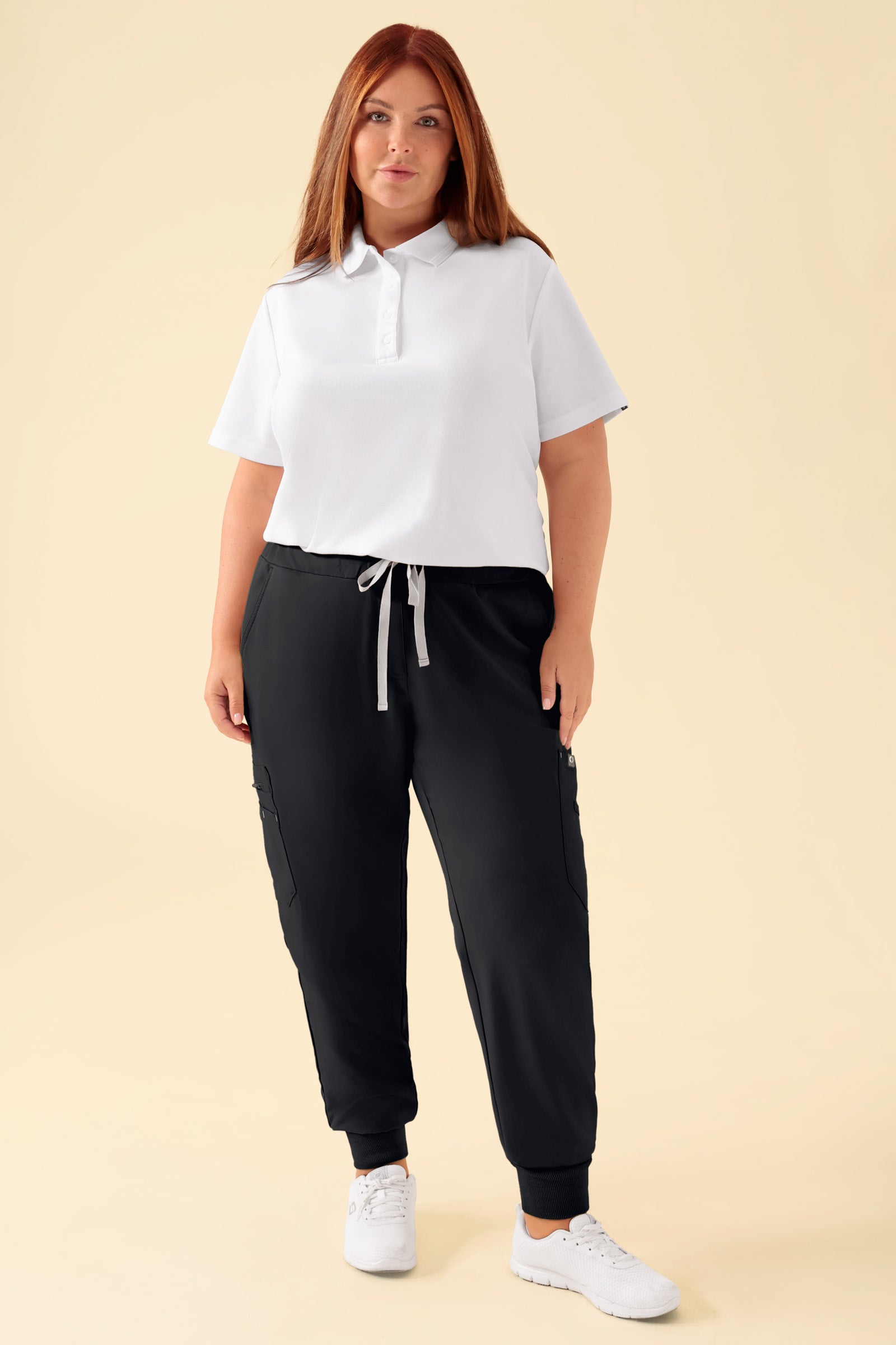 KAERE Pantalon Femme - avec poches cargo et ourlets côtelés noir, Vue de face Le mannequin mesure 173 cm et porte la taille XL