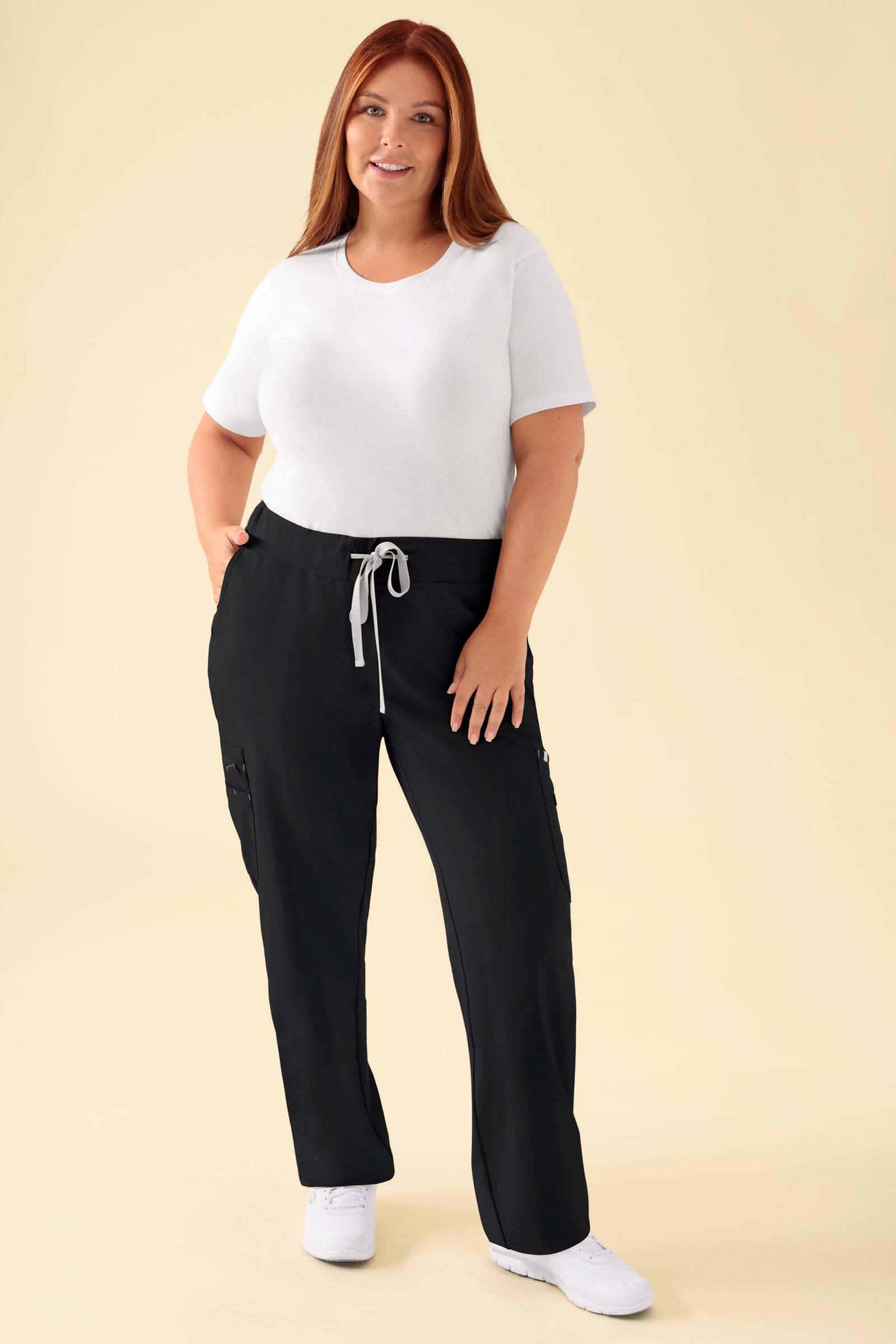 KAERE Pantalon Femme - avec poches cargo noir, Vue de face Le mannequin mesure 173 cm et porte la taille XL