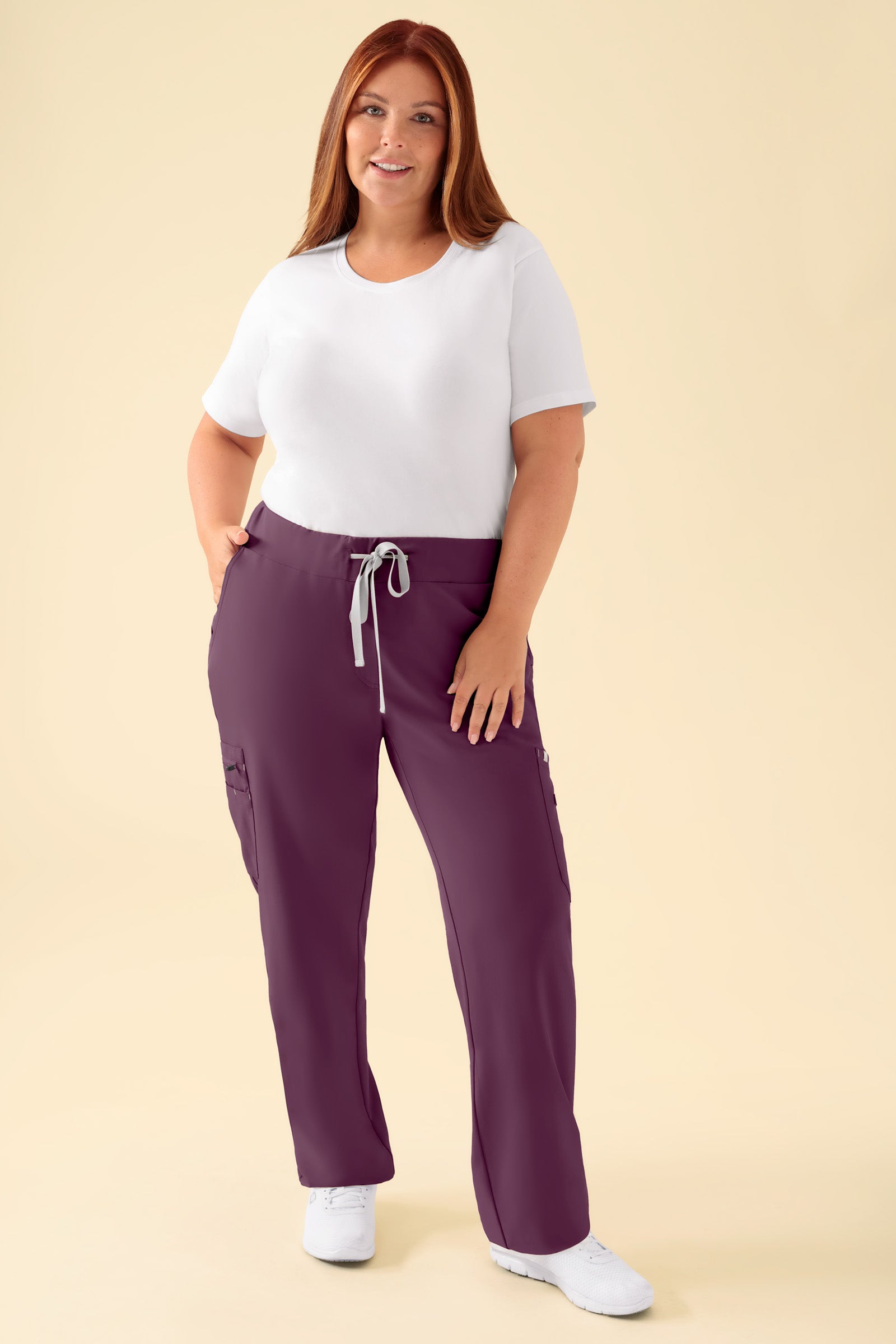 KAERE Pantalon Femme - avec poches cargo prune, Vue de face Le mannequin mesure 173 cm et porte la taille XL