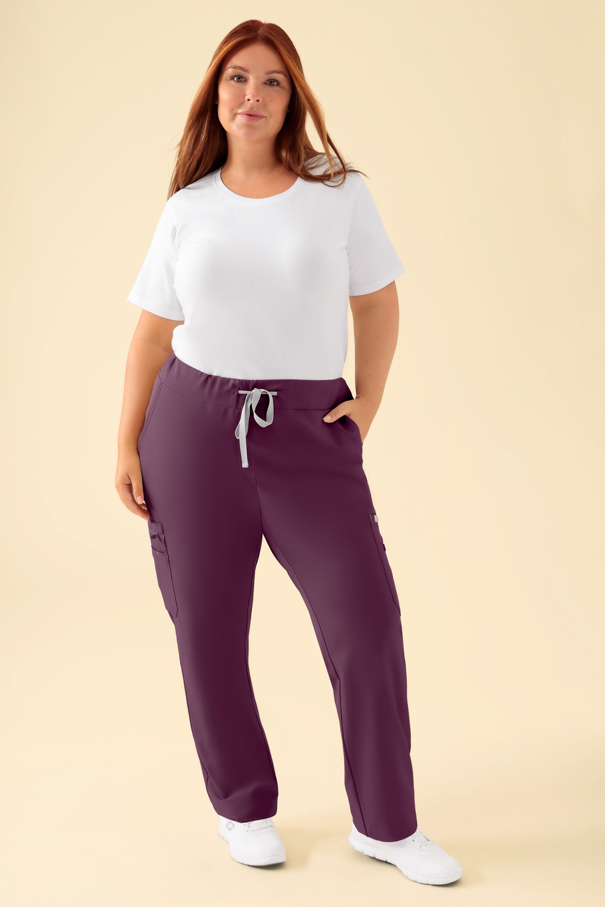 KAERE Pantalon Femme - avec poches cargo prune, Vue de face Le mannequin mesure 173 cm et porte la taille XL