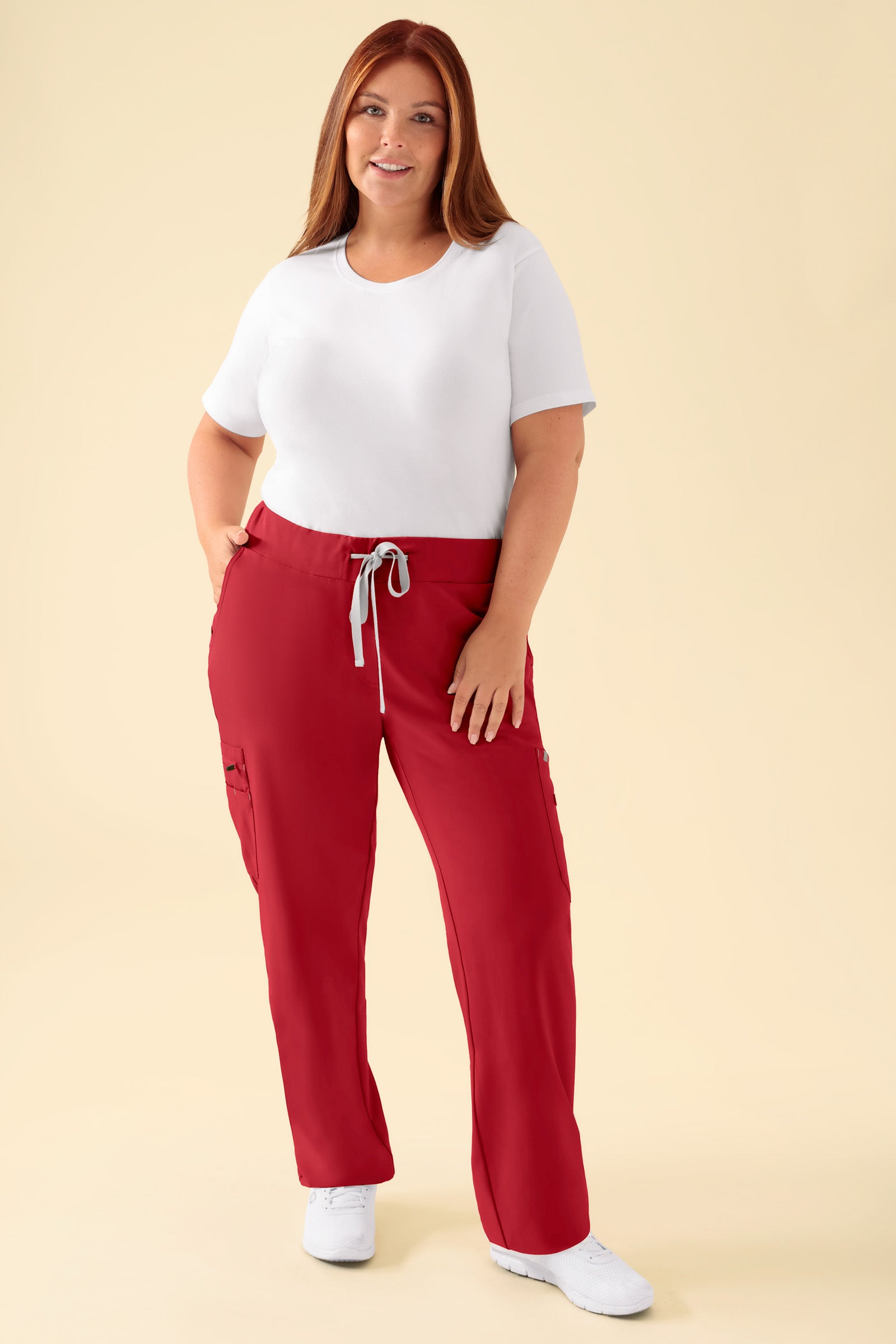 KAERE Pantalon Femme - avec poches cargo rouge, Vue de face Le mannequin mesure 173 cm et porte la taille XL
