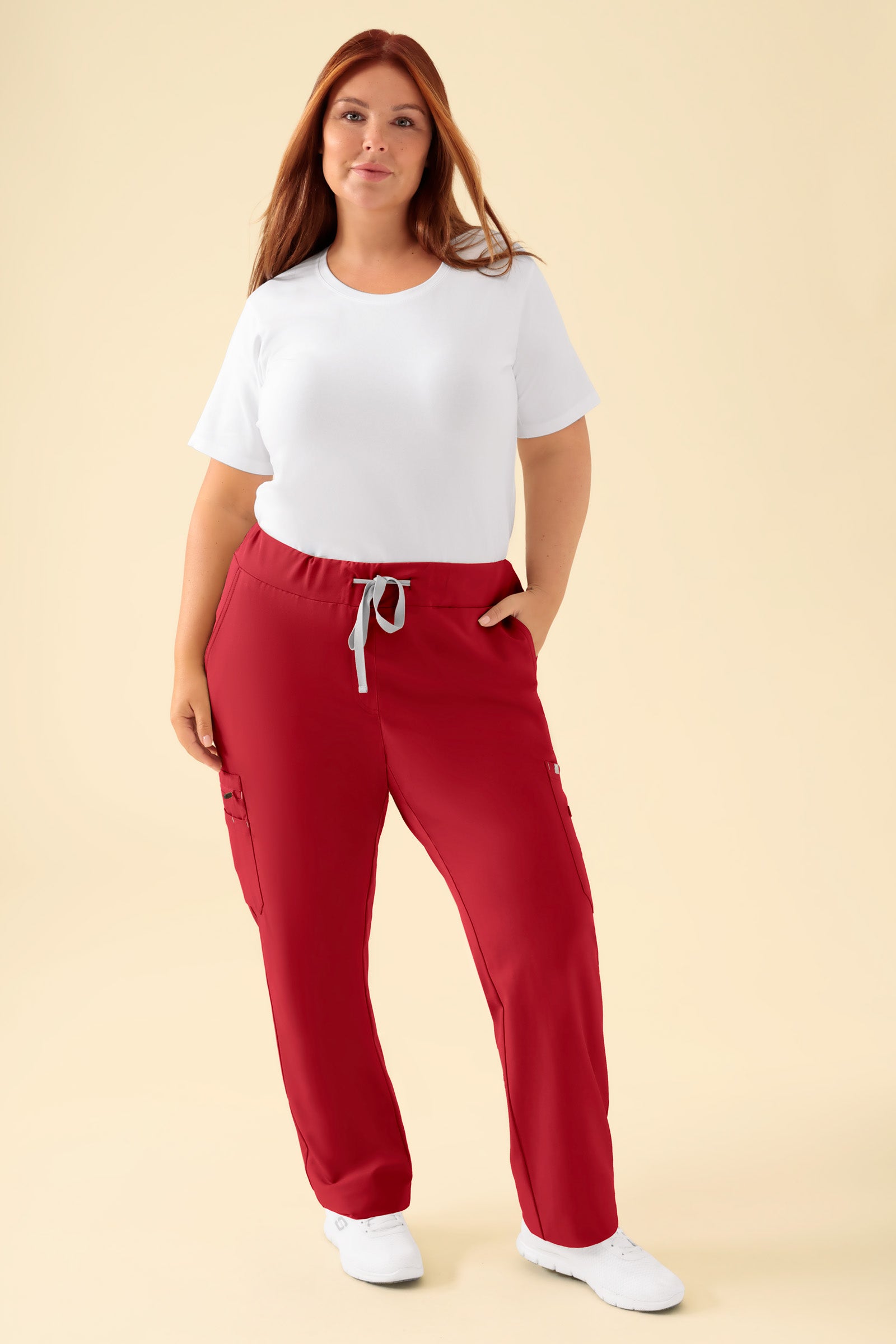 KAERE Pantalon Femme - avec poches cargo rouge, Vue de face Le mannequin mesure 173 cm et porte la taille XL