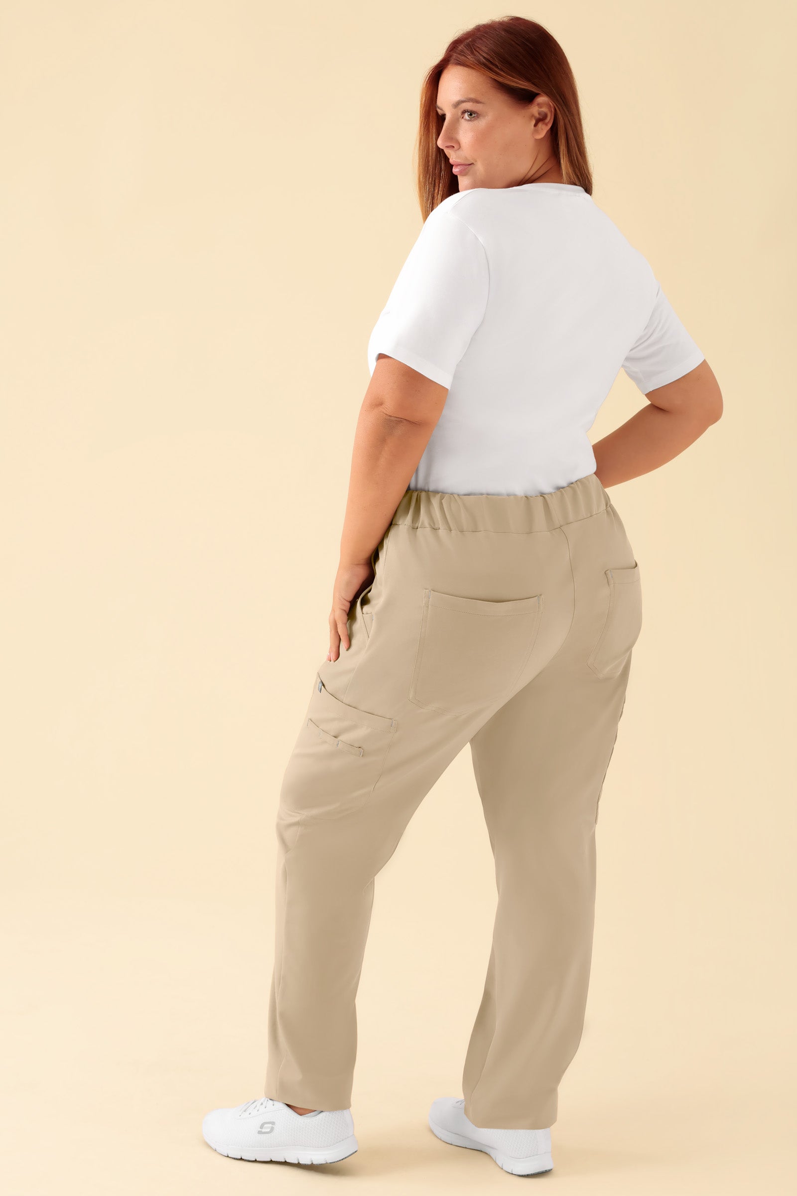 KAERE Pantalon Femme - avec poches cargo sable, Vue de face Le mannequin mesure 173 cm et porte la taille XL