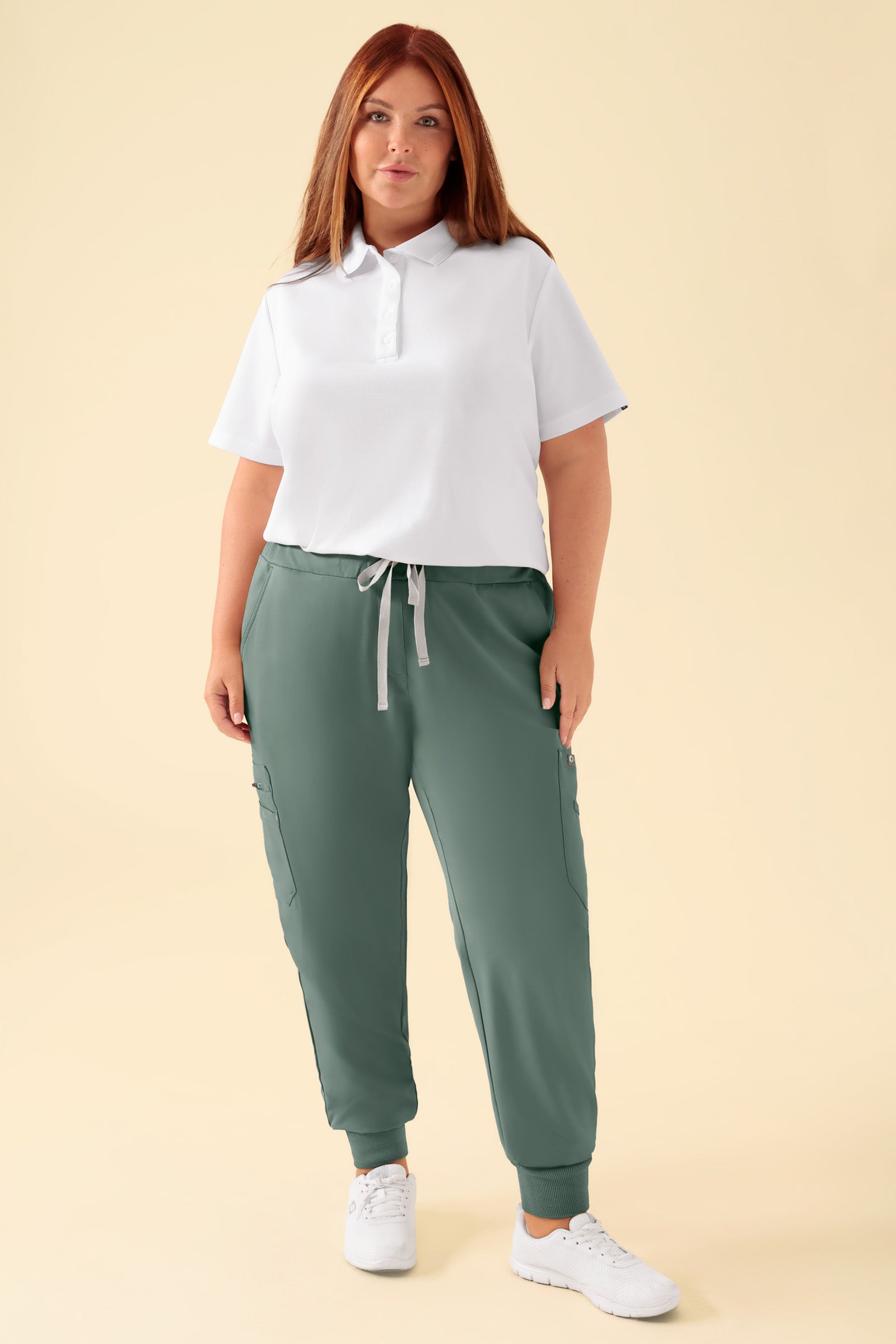 KAERE Pantalon Femme - avec poches cargo et ourlets côtelés vert foncé, Vue de face Le mannequin mesure 173 cm et porte la taille XL