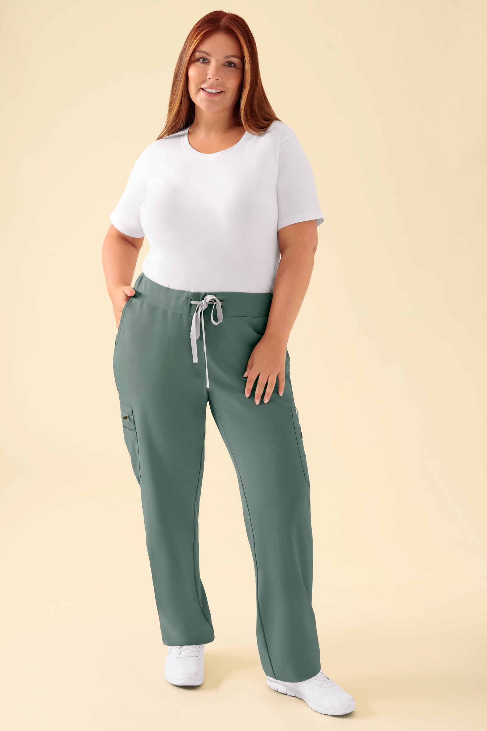 KAERE Pantalon Femme - avec poches cargo vert foncé, Vue de face Le mannequin mesure 173 cm et porte la taille XL
