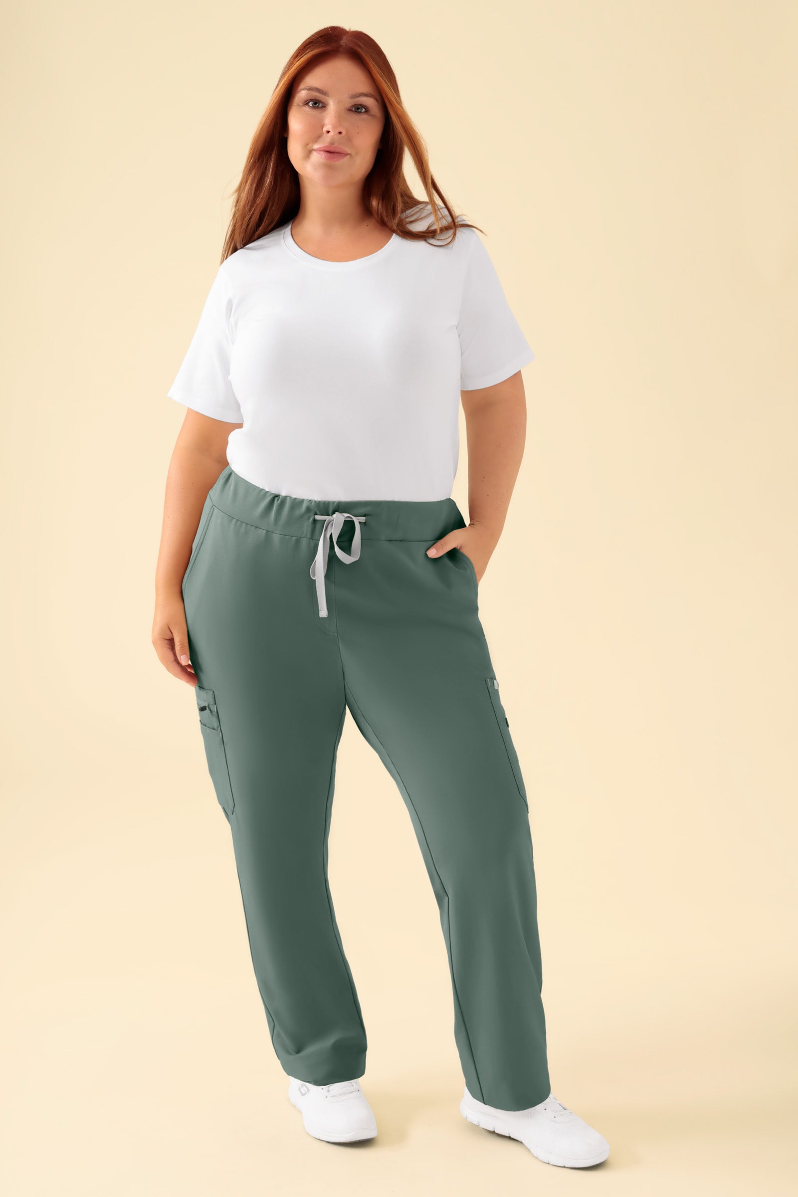 KAERE Pantalon Femme - avec poches cargo vert foncé, Vue de face Le mannequin mesure 173 cm et porte la taille XL