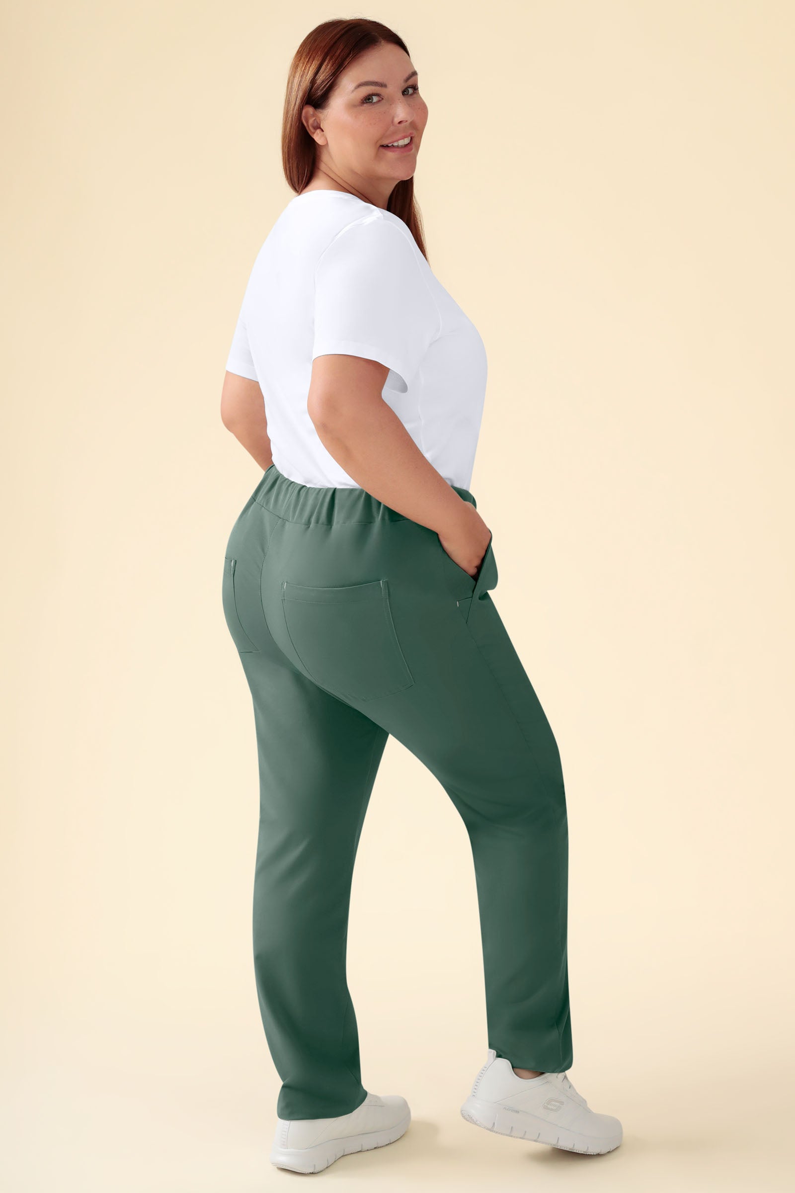 KAERE Pantalon Femme - sans poche cargo vert foncé, Vue de face Le mannequin mesure 173 cm et porte la taille XL