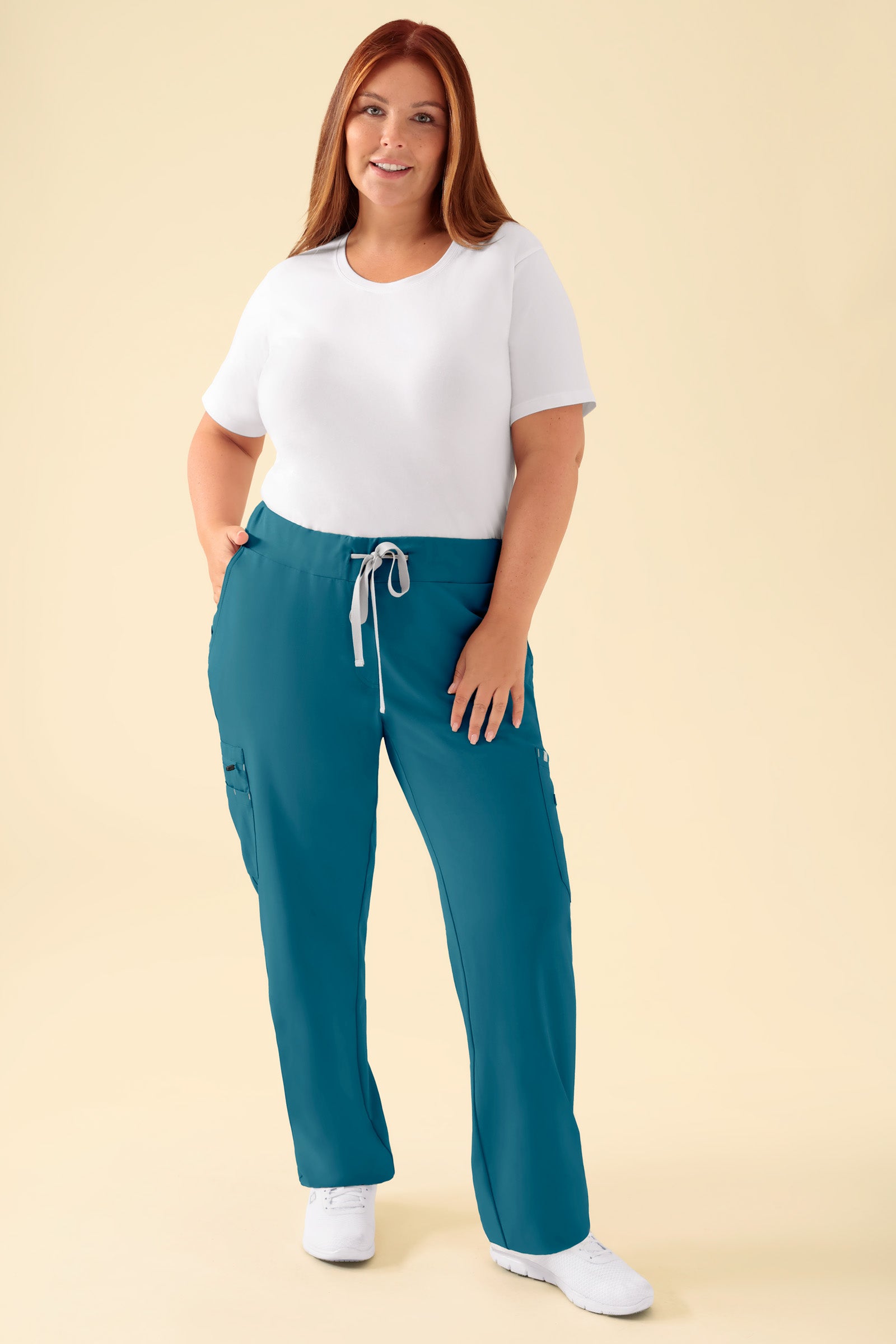 KAERE Pantalon Femme - avec poches cargo pétrole, Vue de face Le mannequin mesure 173 cm et porte la taille XL