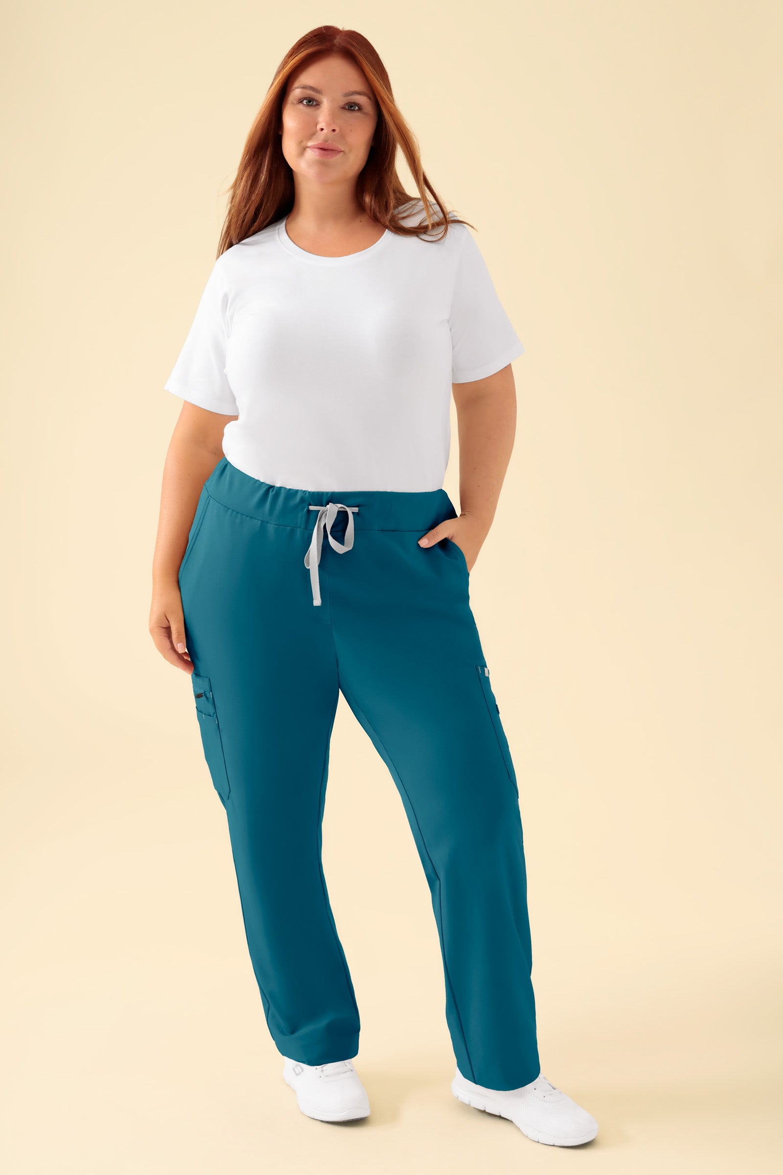 KAERE Pantalon Femme - avec poches cargo pétrole, Vue de face Le mannequin mesure 173 cm et porte la taille XL