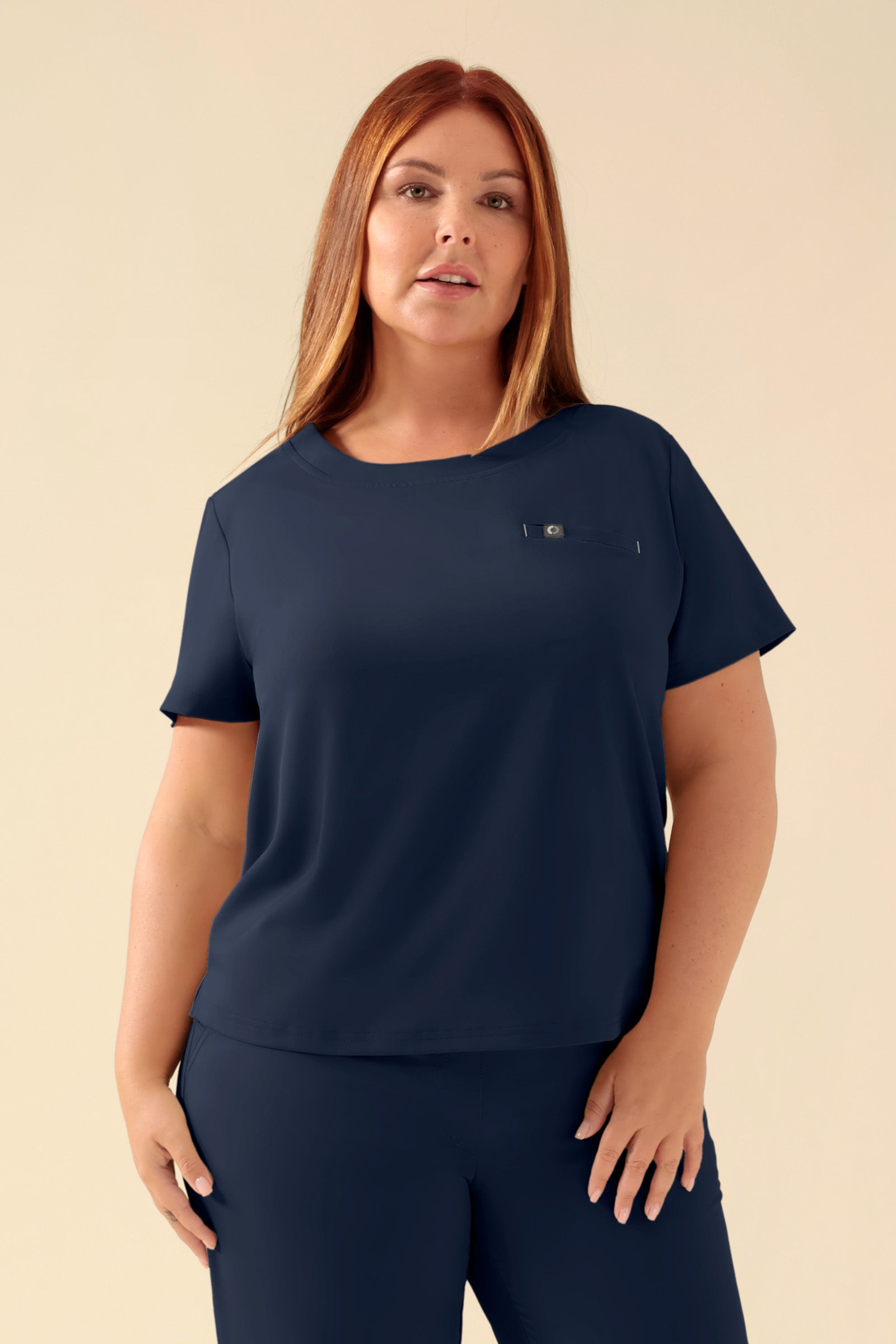 KAERE T-shirt Femme - Encoloure ronde navy, Vue de face Le mannequin mesure 173 cm et porte la taille XL