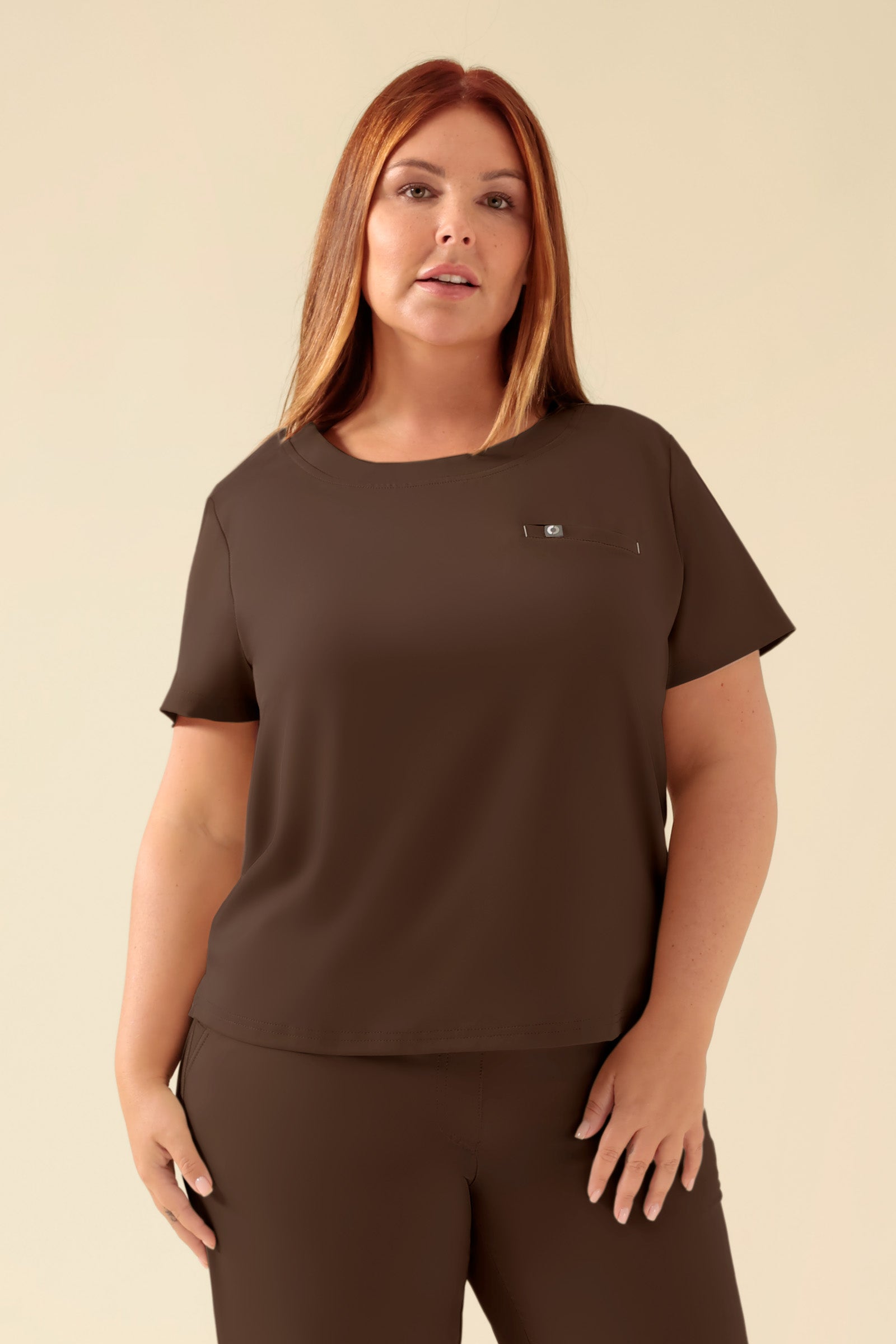KAERE T-shirt Femme - Encoloure ronde coffee, Vue de face Le mannequin mesure 173 cm et porte la taille XL