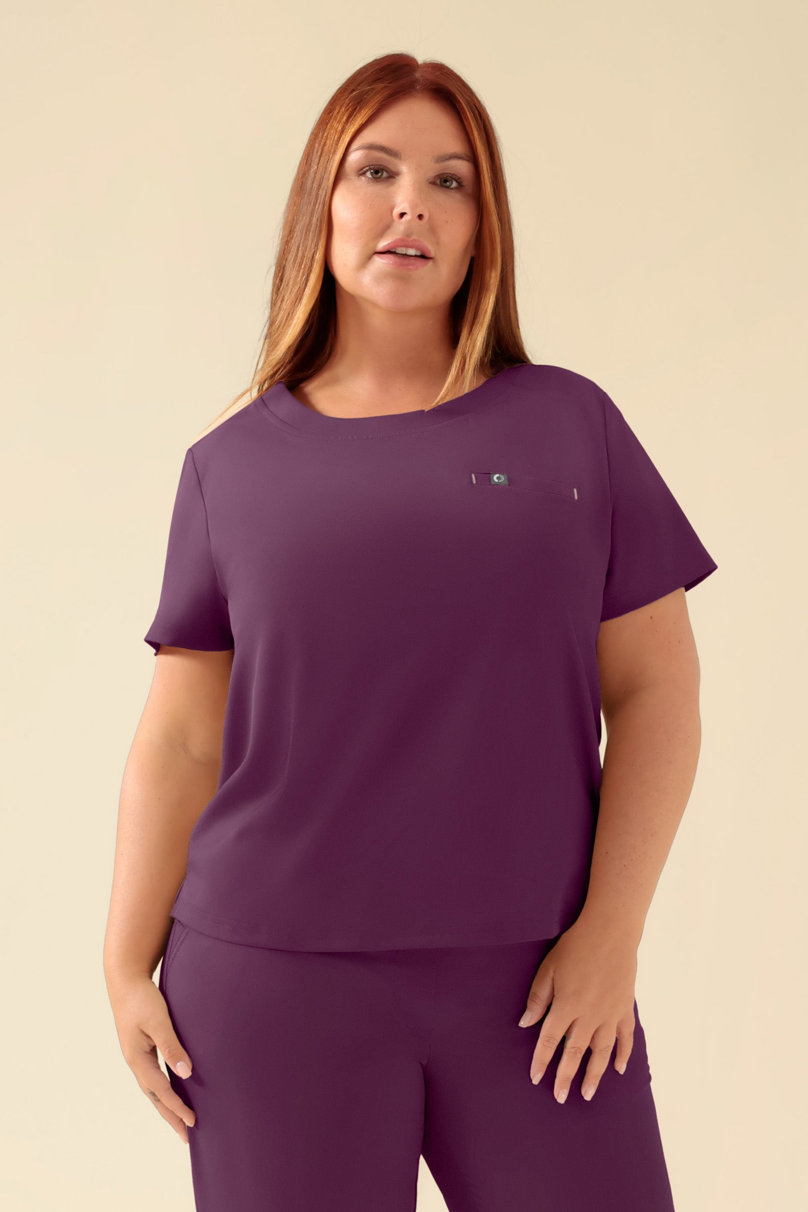 KAERE T-shirt Femme - Encoloure ronde prune, Vue de face Le mannequin mesure 173 cm et porte la taille XL