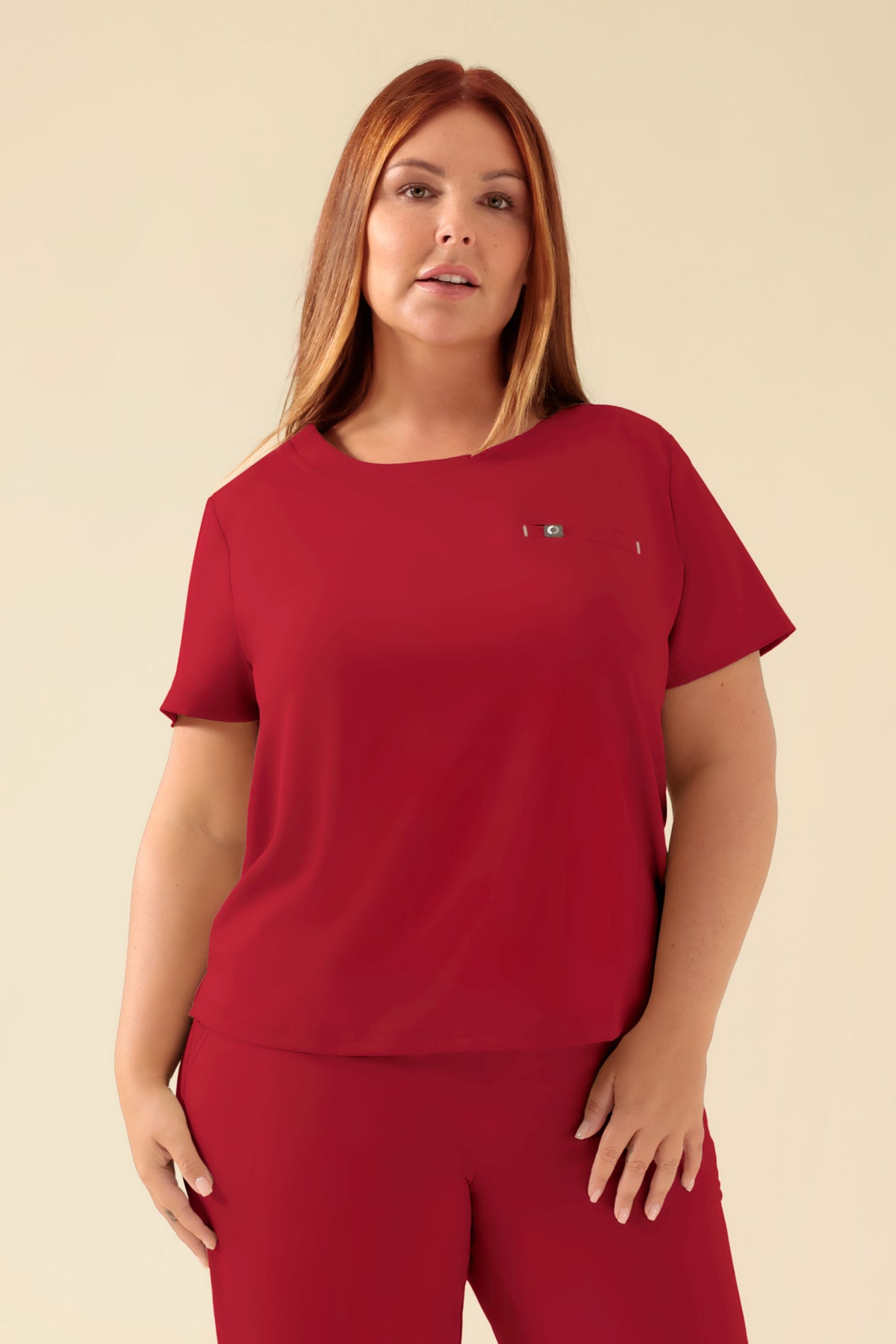 KAERE T-shirt Femme - Encoloure ronde rouge, Vue de face Le mannequin mesure 173 cm et porte la taille XL