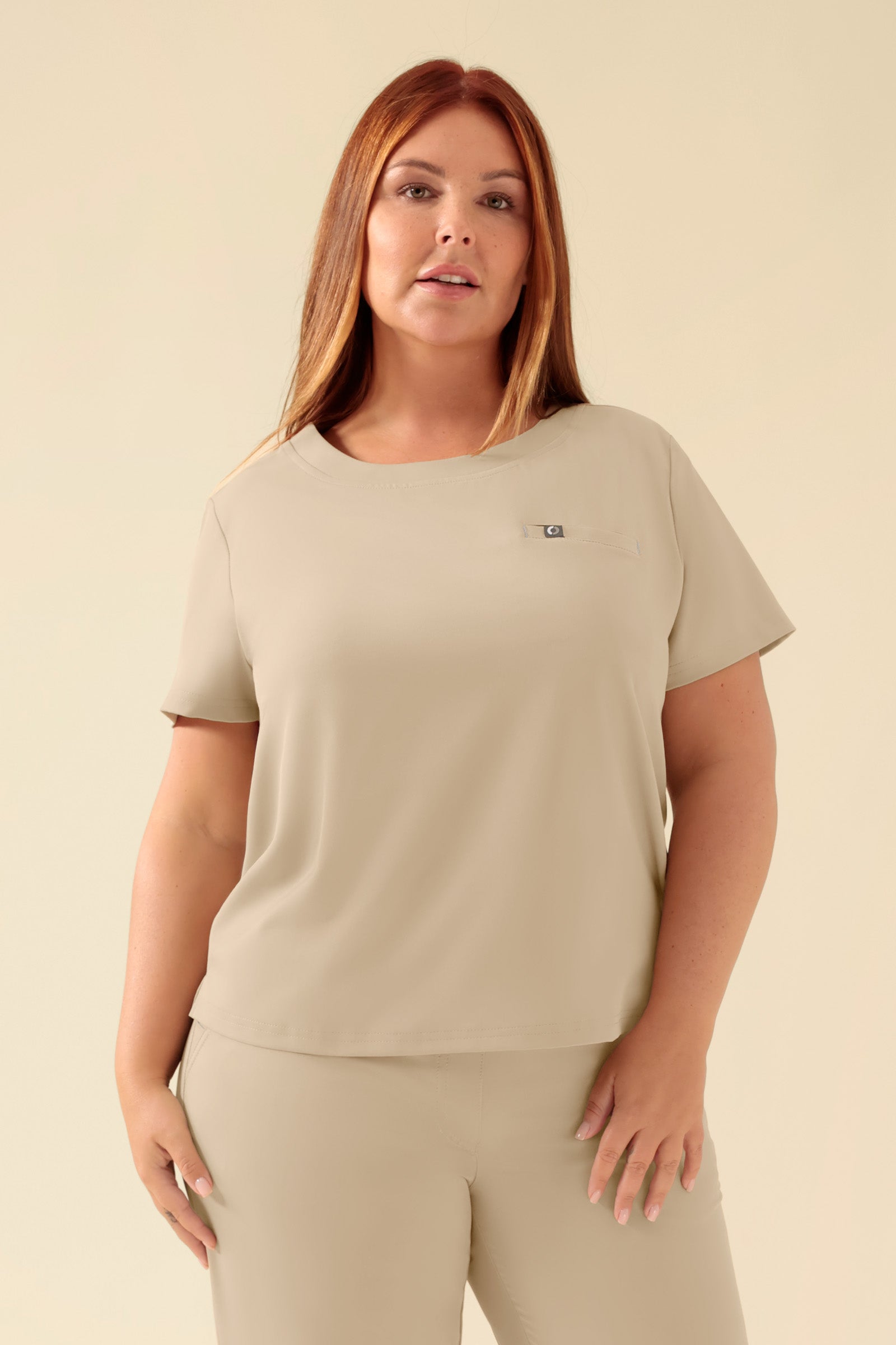 KAERE T-shirt Femme - Encoloure ronde sable, Vue de face Le mannequin mesure 173 cm et porte la taille XL