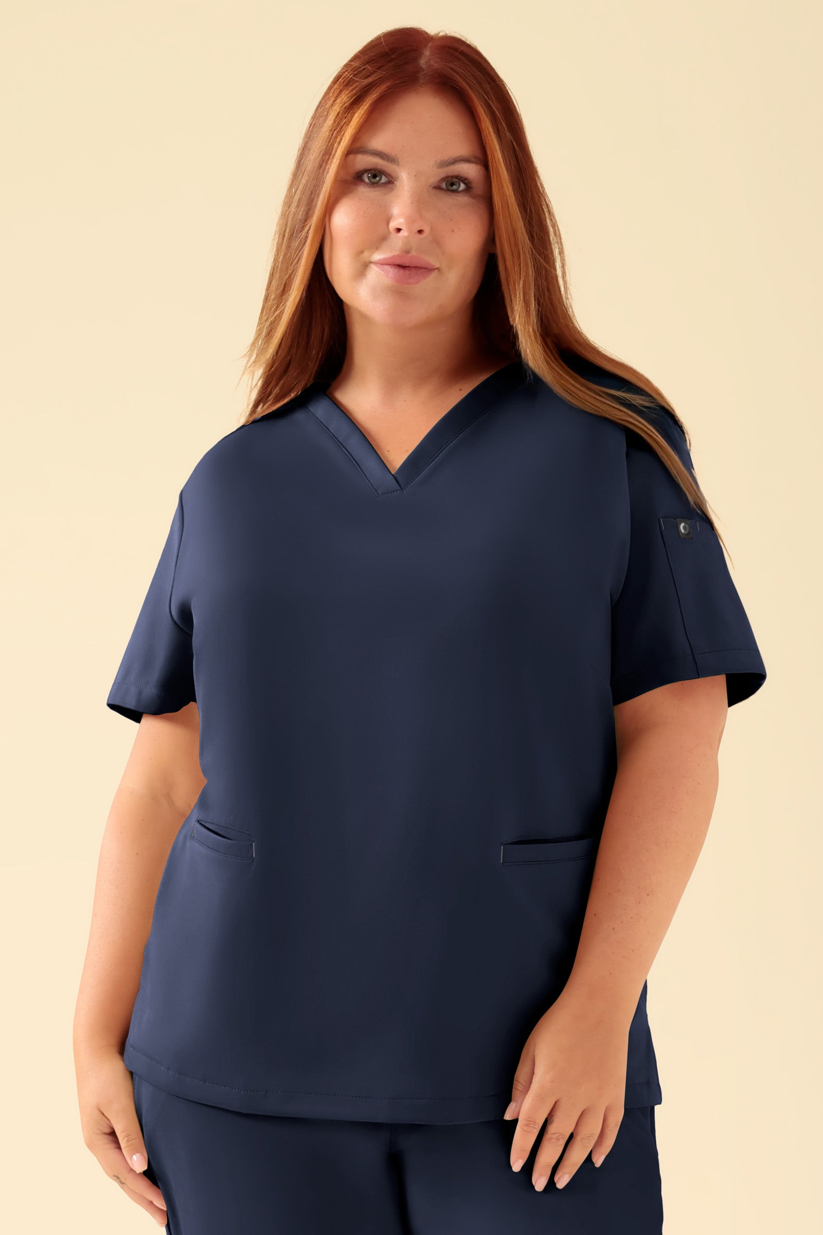 KAERE Tunique Femme - Décolleté V bleu navy, Vue de face Le mannequin mesure 173 cm et porte la taille XL