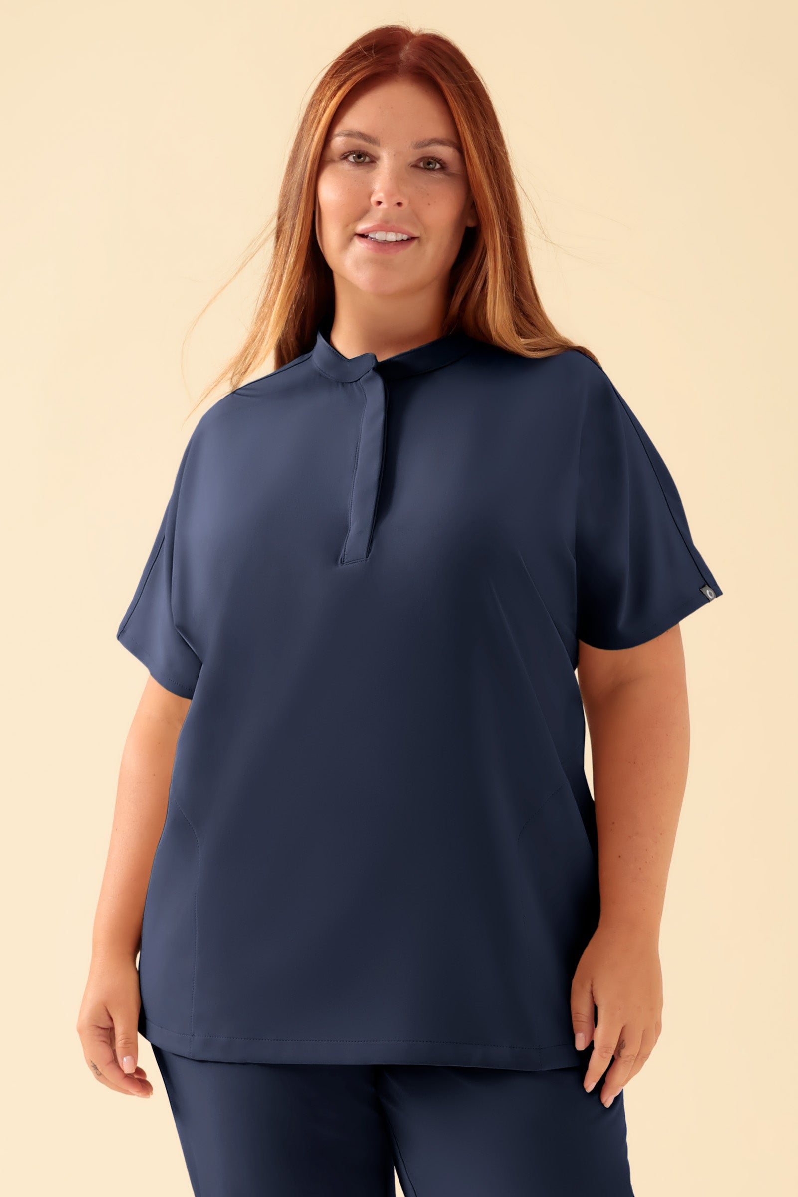 KAERE Tunique Femme - Col officier bleu navy, Vue de face Le mannequin mesure 173 cm et porte la taille XL