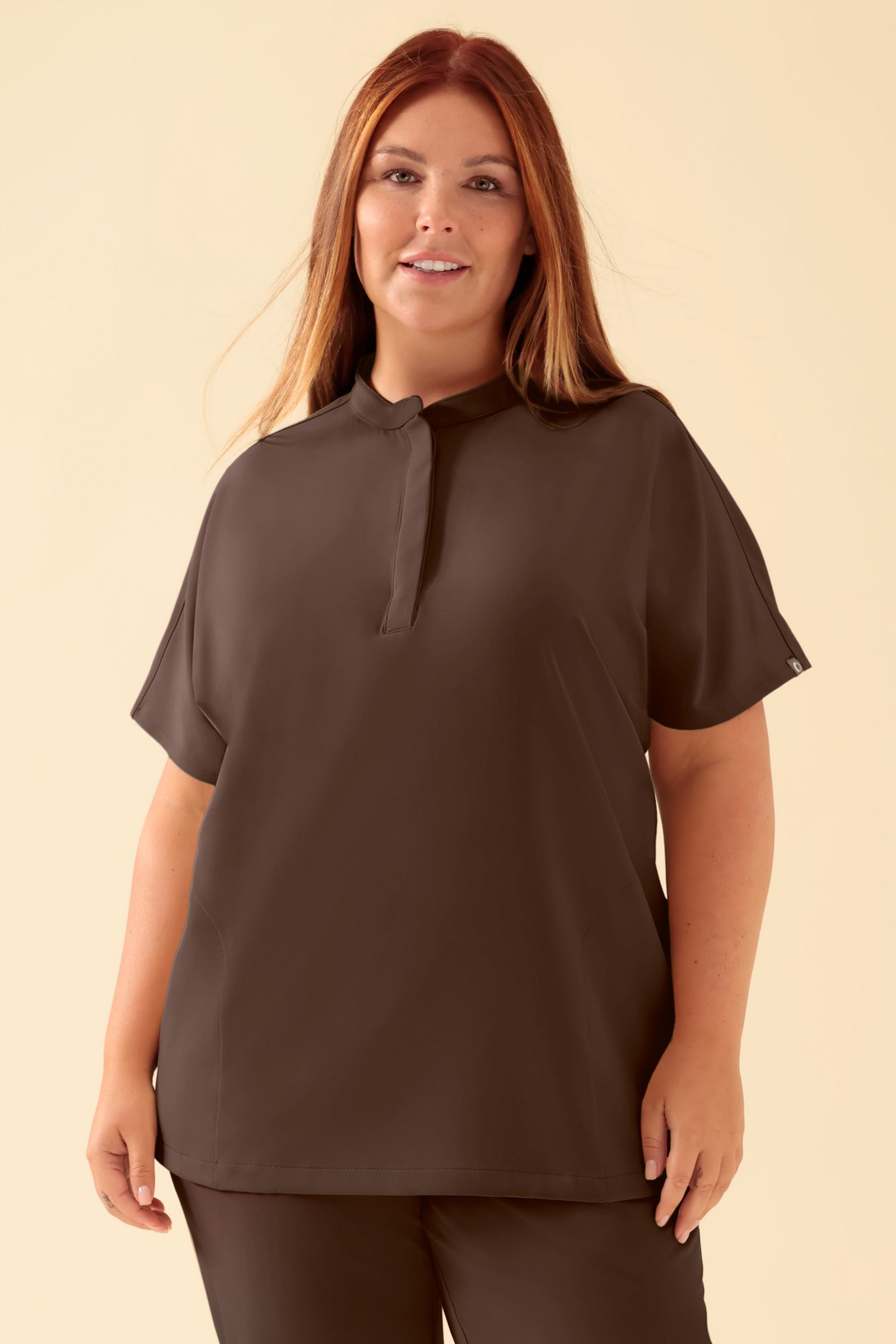 KAERE Tunique Femme - Col officier coffee, Vue de face Le mannequin mesure 173 cm et porte la taille XL